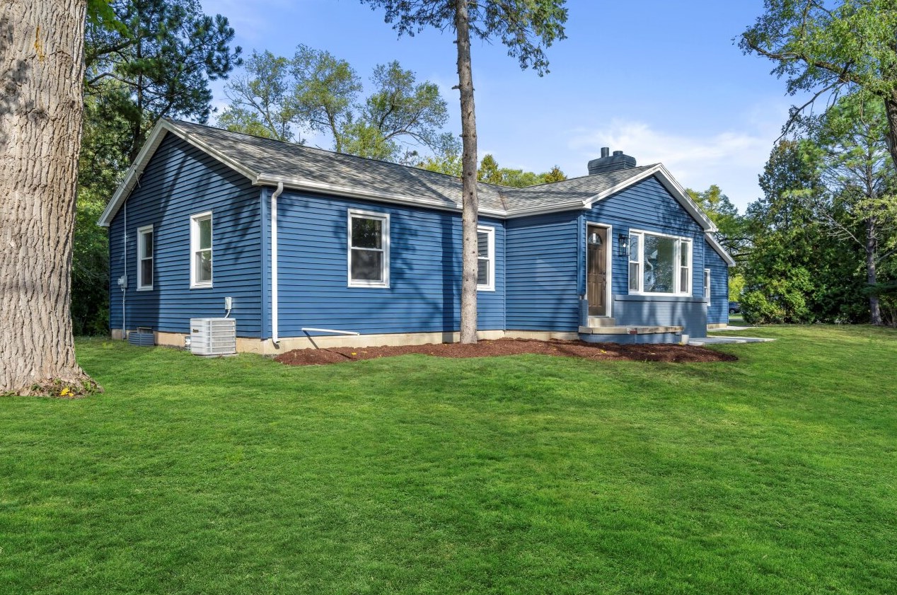 1313 W Fiesta Ln, Thiensville, WI 53092