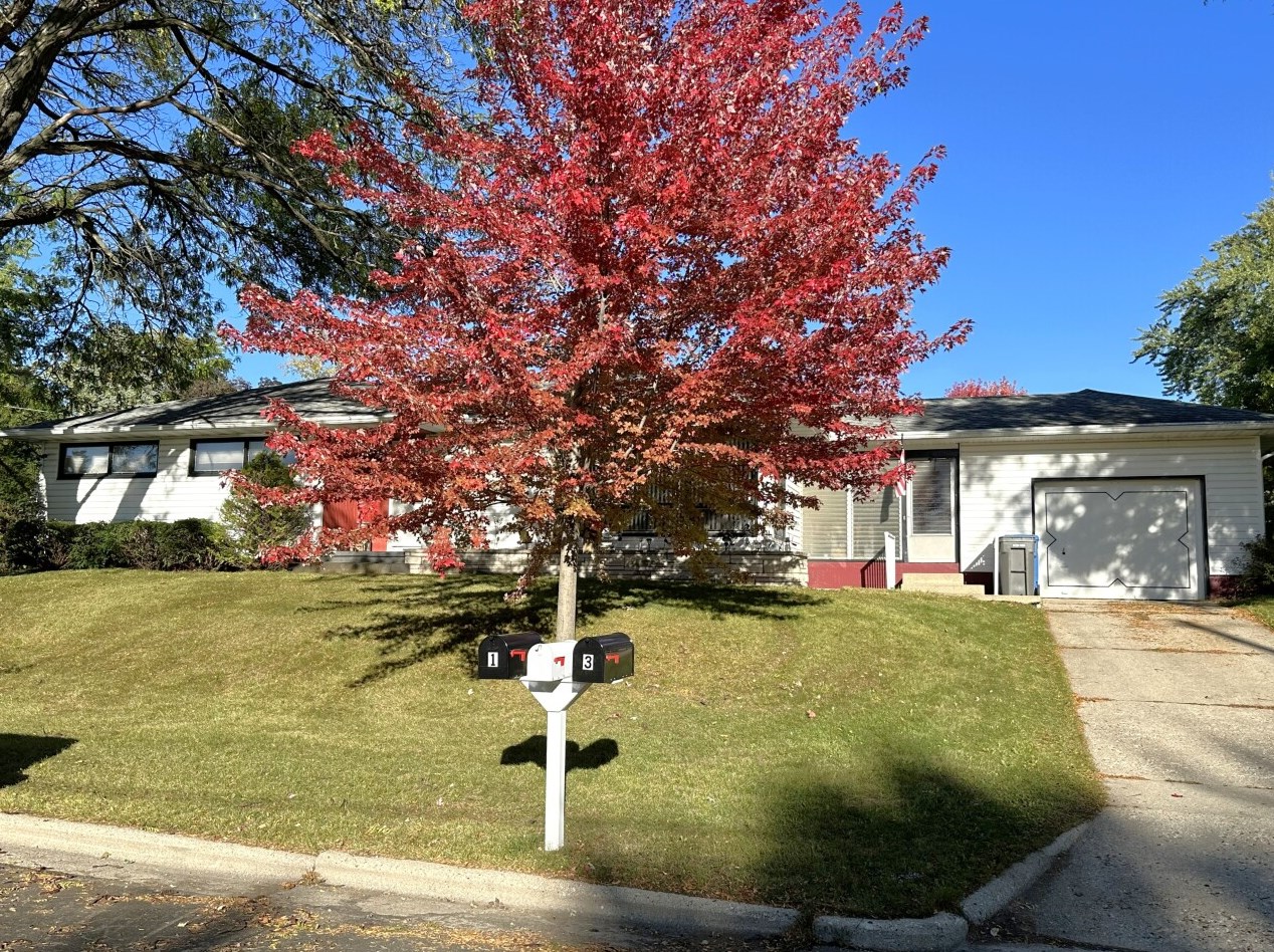 2 Park View Ln, Watertown, WI 53094