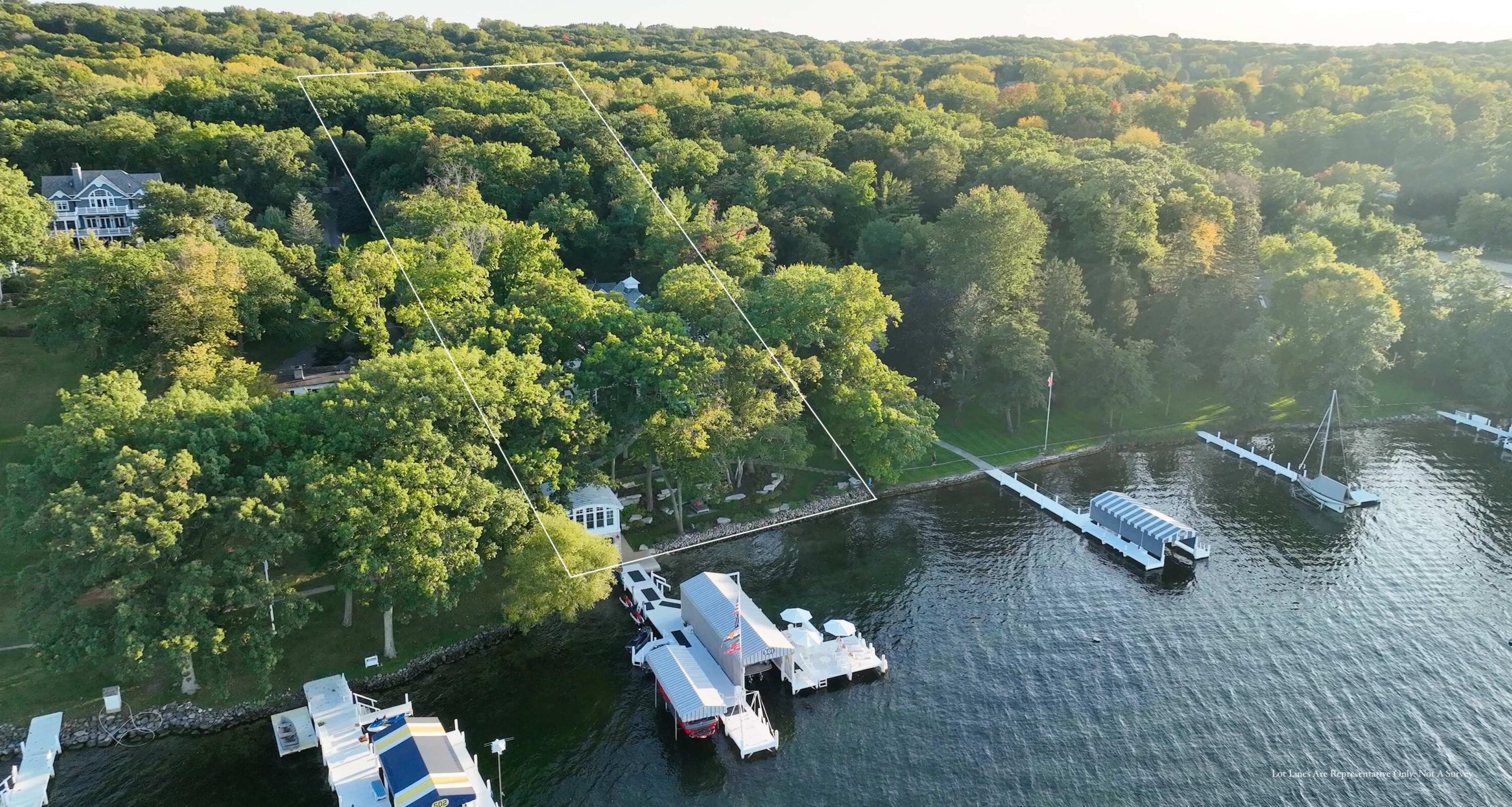 906 Lakeshore Dr, Fontana, WI 53125-1704
