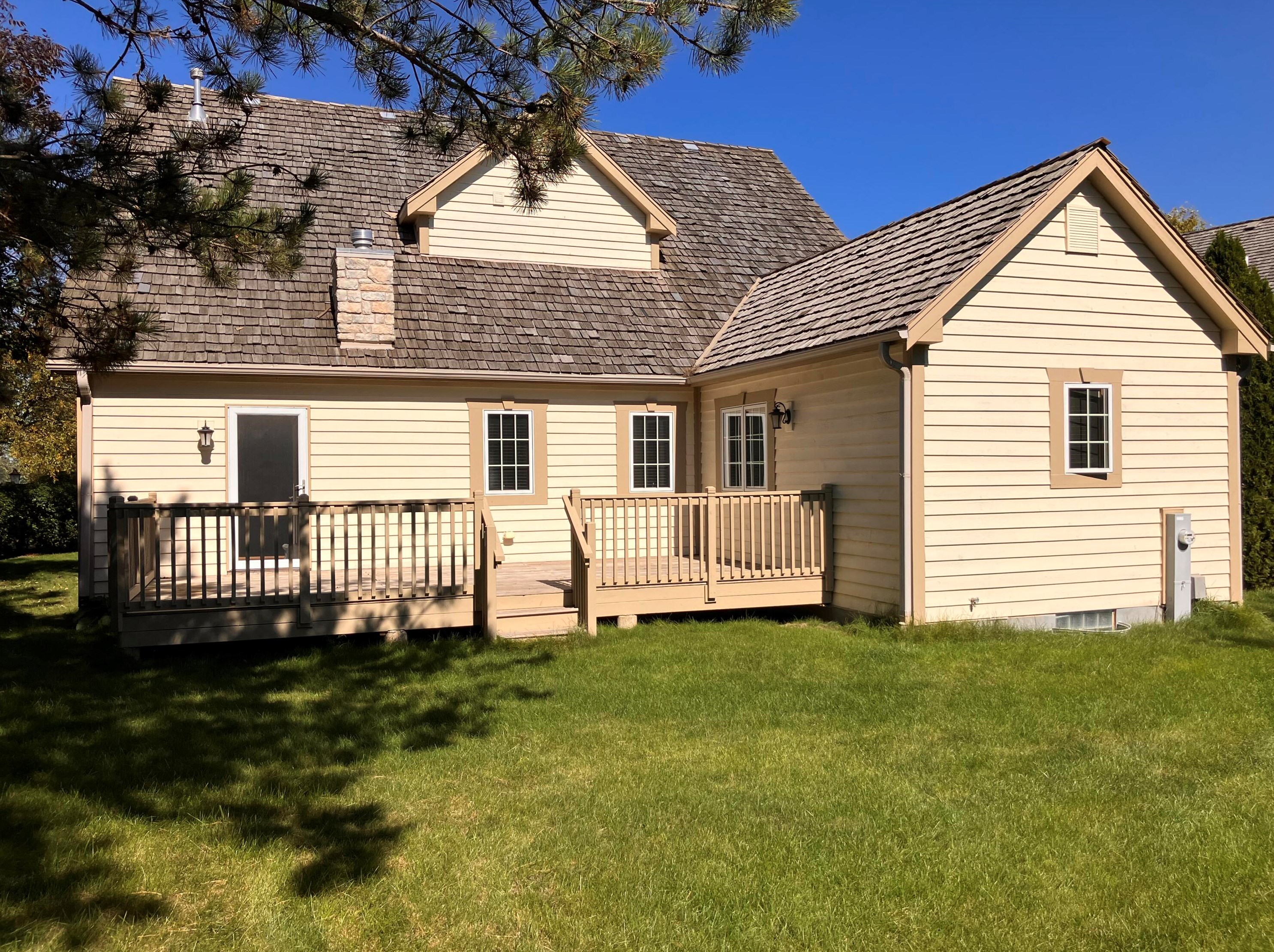 8103 Country Club Cir, Hales Corners, WI 53132-8531