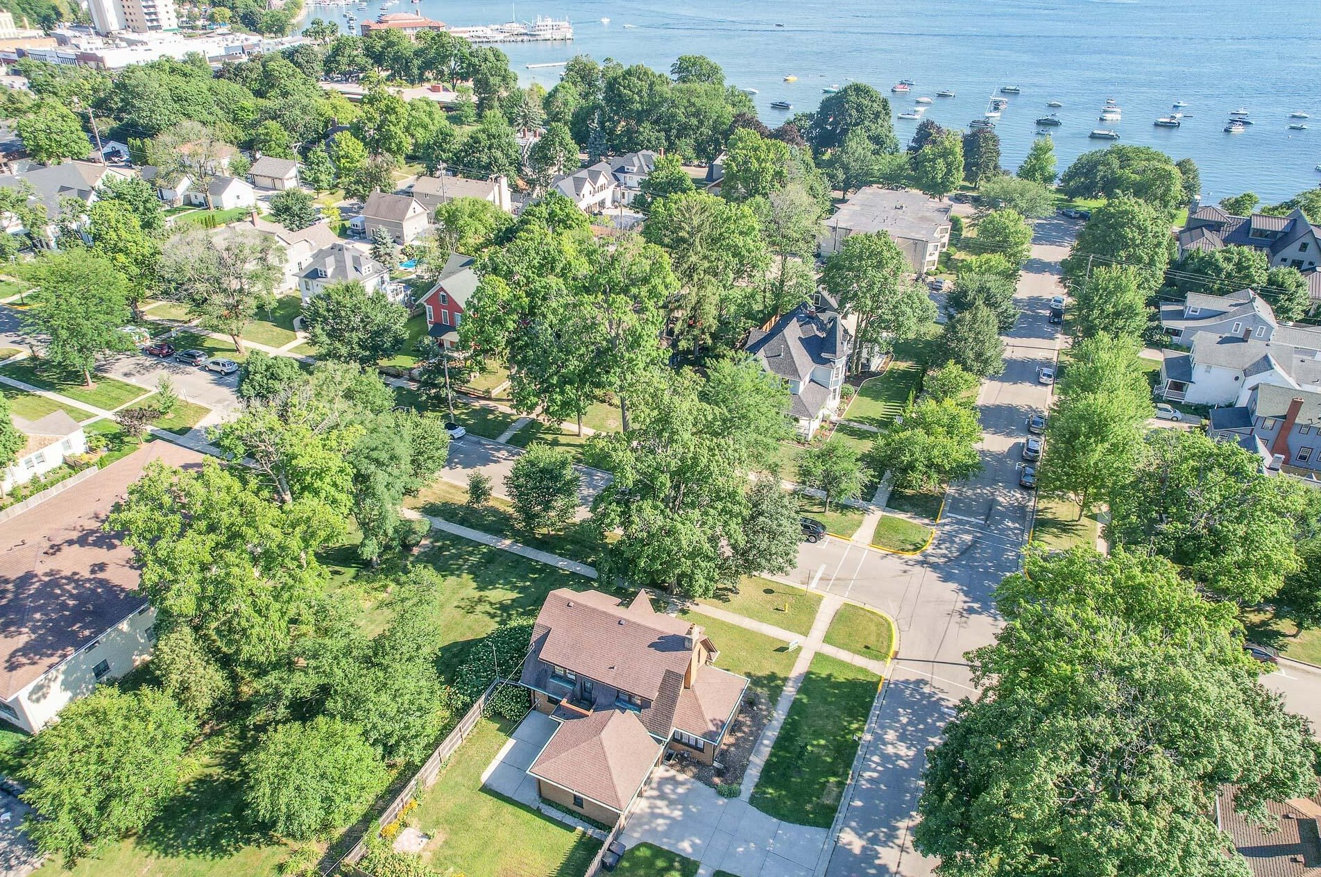 1033 Geneva St, Lake Geneva, WI 53147