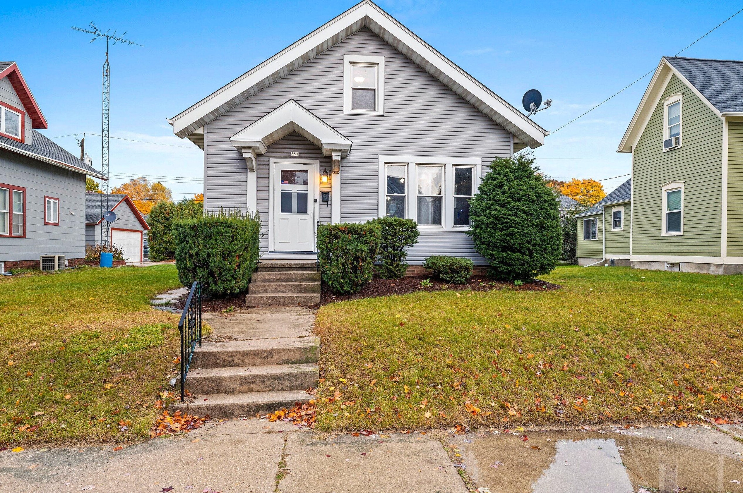 851 N 14th St, Manitowoc, WI 54220