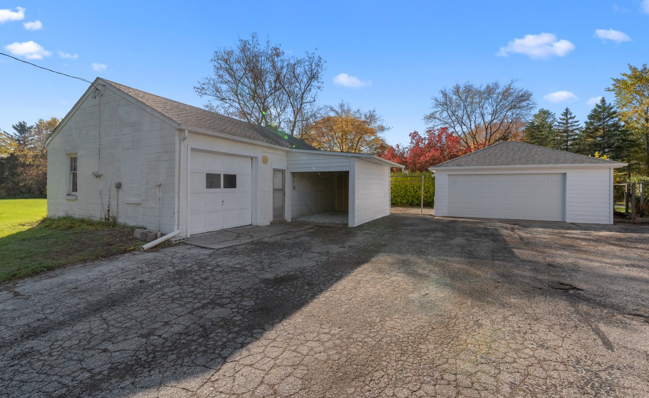 11153 N Oriole Ln, Thiensville, WI 53092