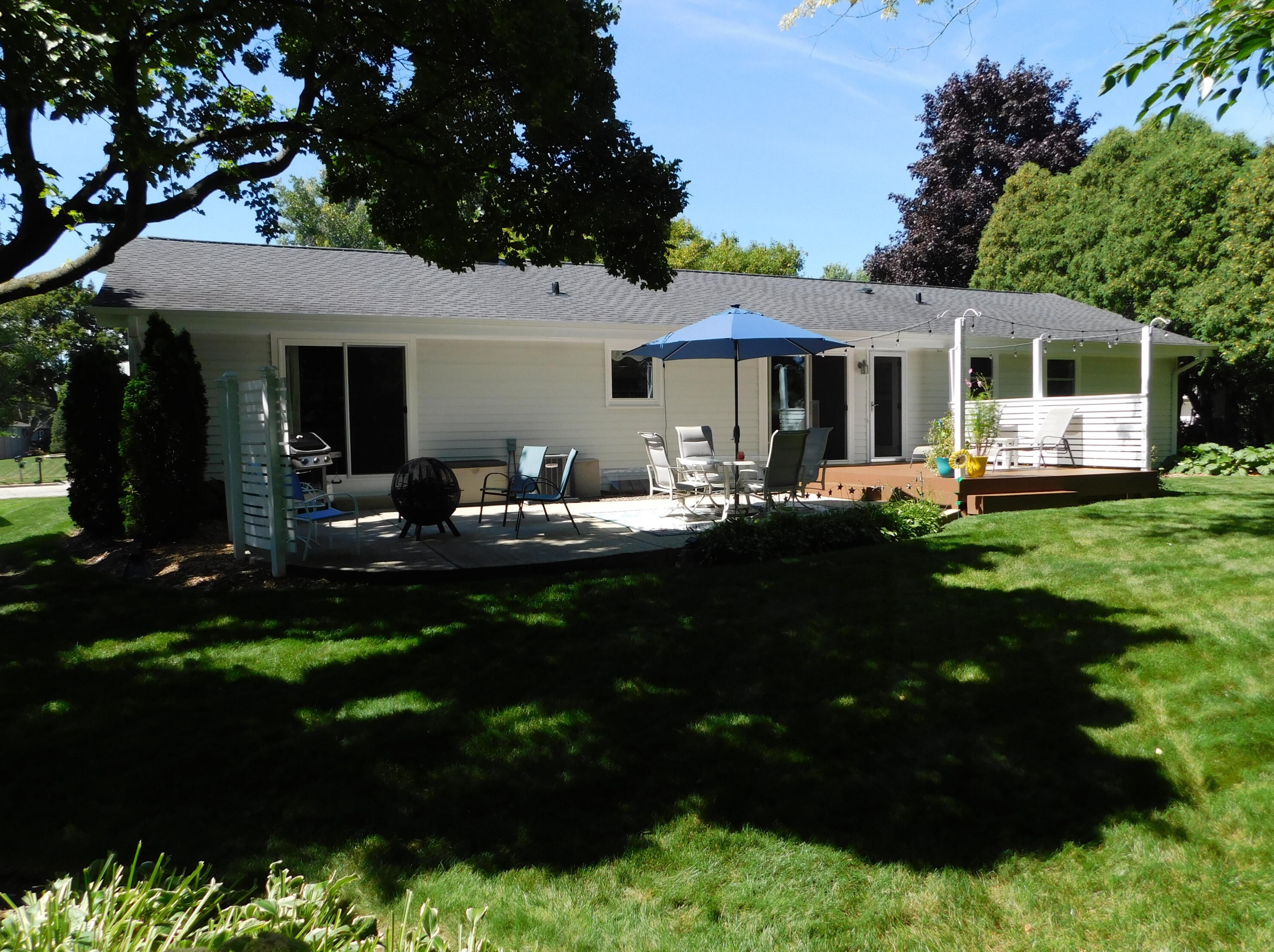 542 Greenfield Dr, Grafton, WI 53024-1119