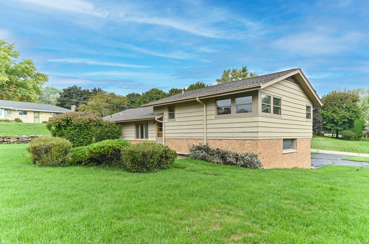 15205 High Knoll Ln, Brookfield, WI 53005-2959