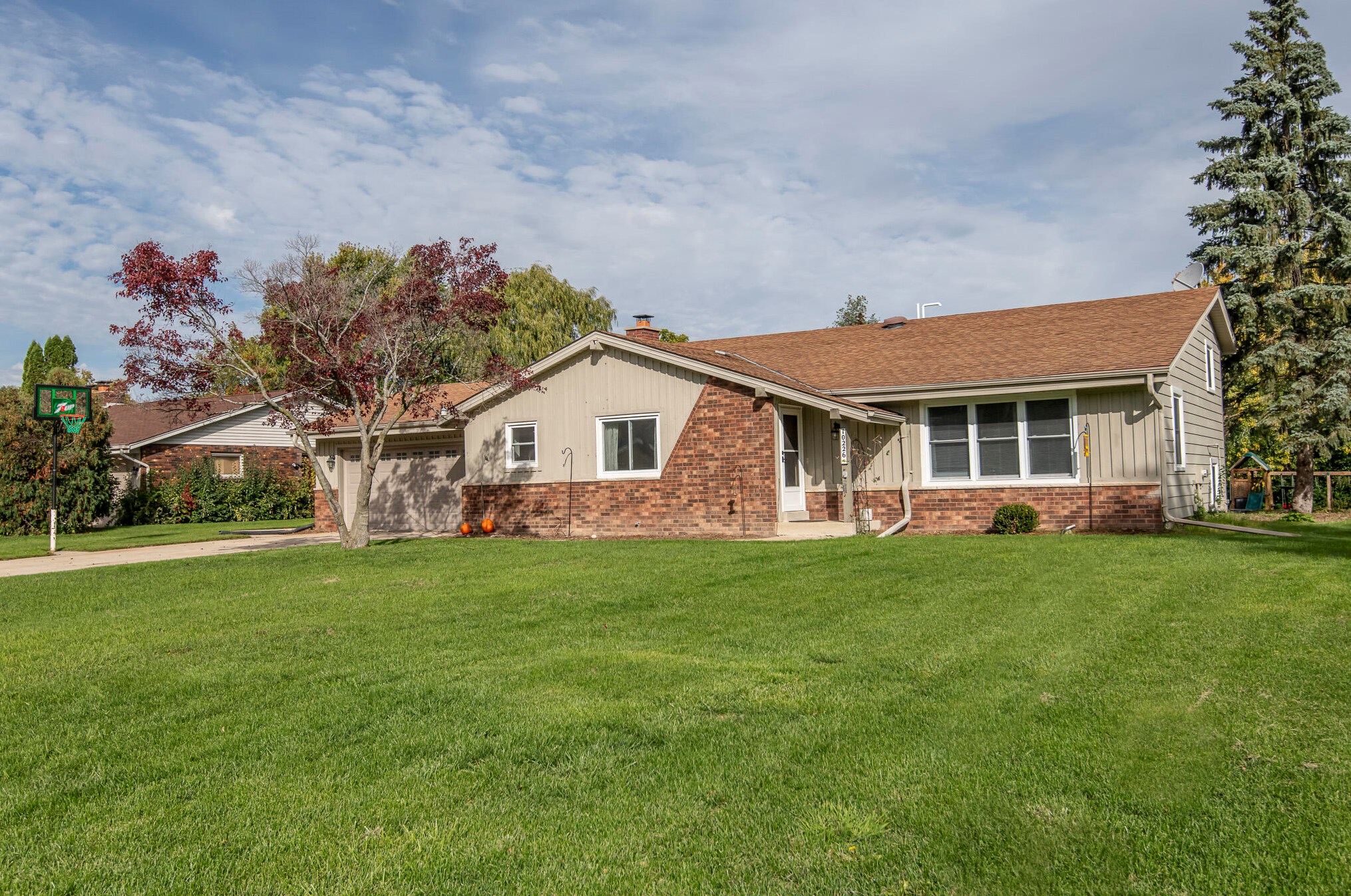 10226 W Steepleview Ln, Hales Corners, WI 53132