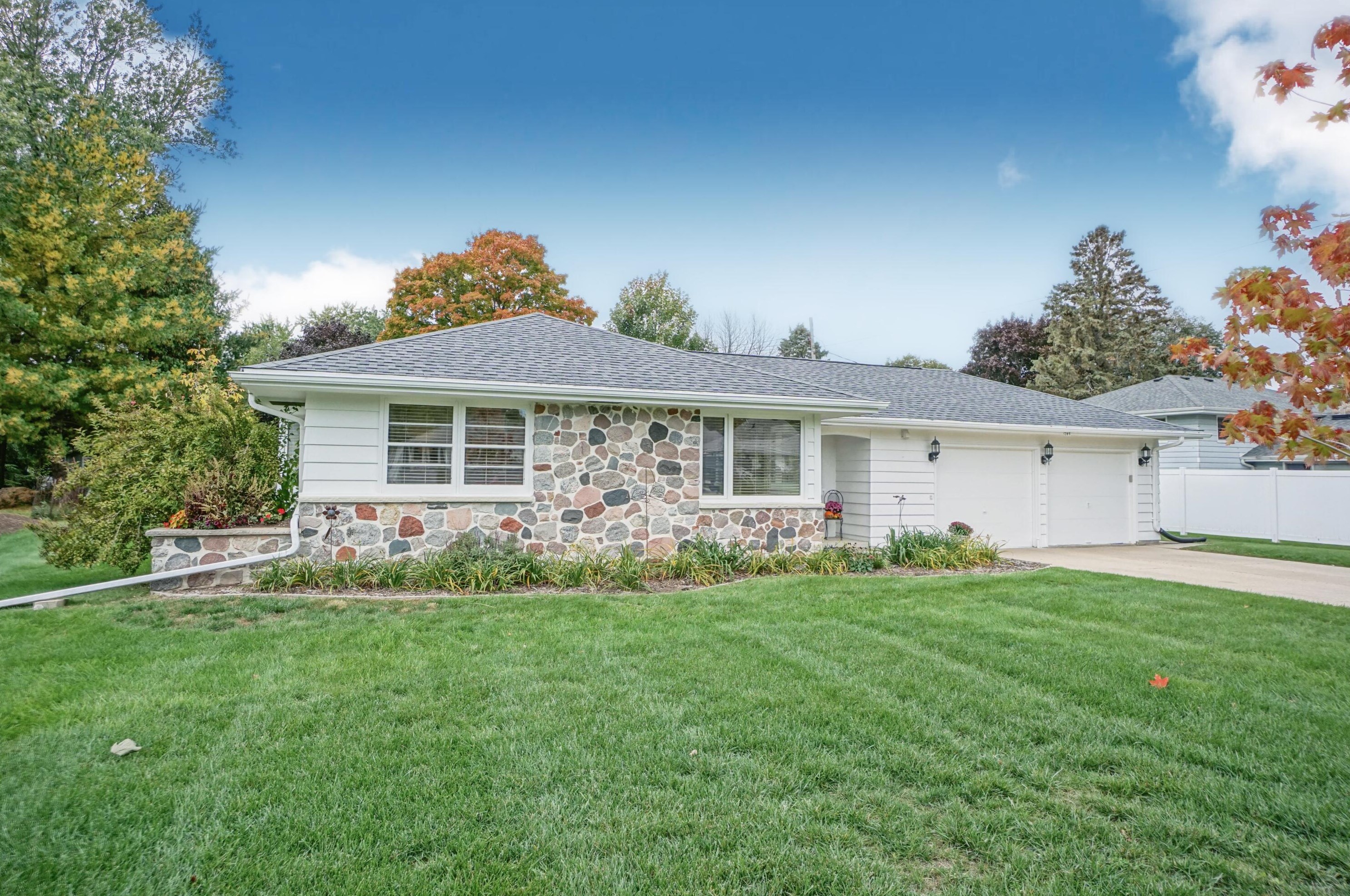 285 Hazel Ln, Chenequa, WI 53029