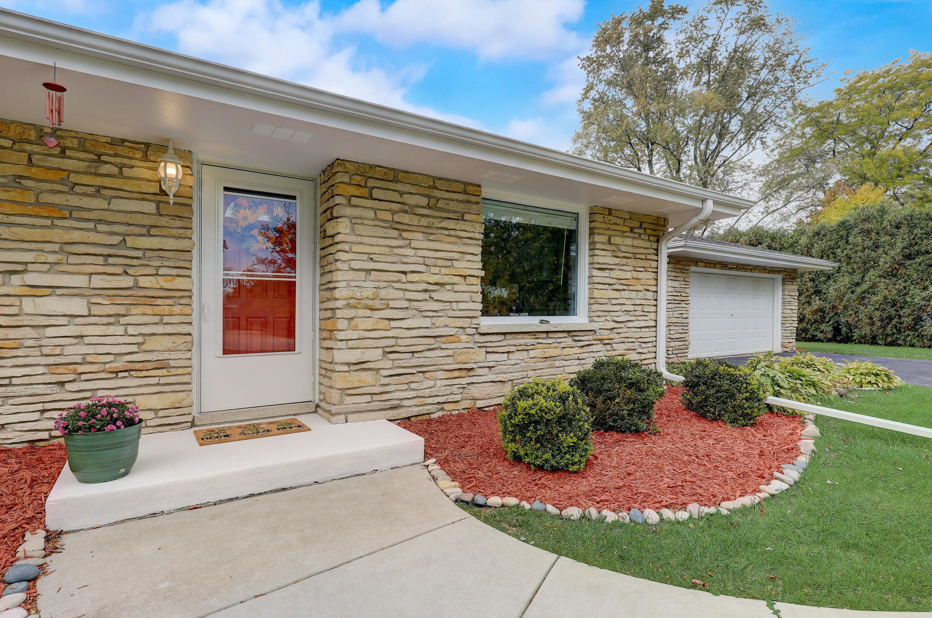 10043 N Greenview Dr, Thiensville, WI 53092
