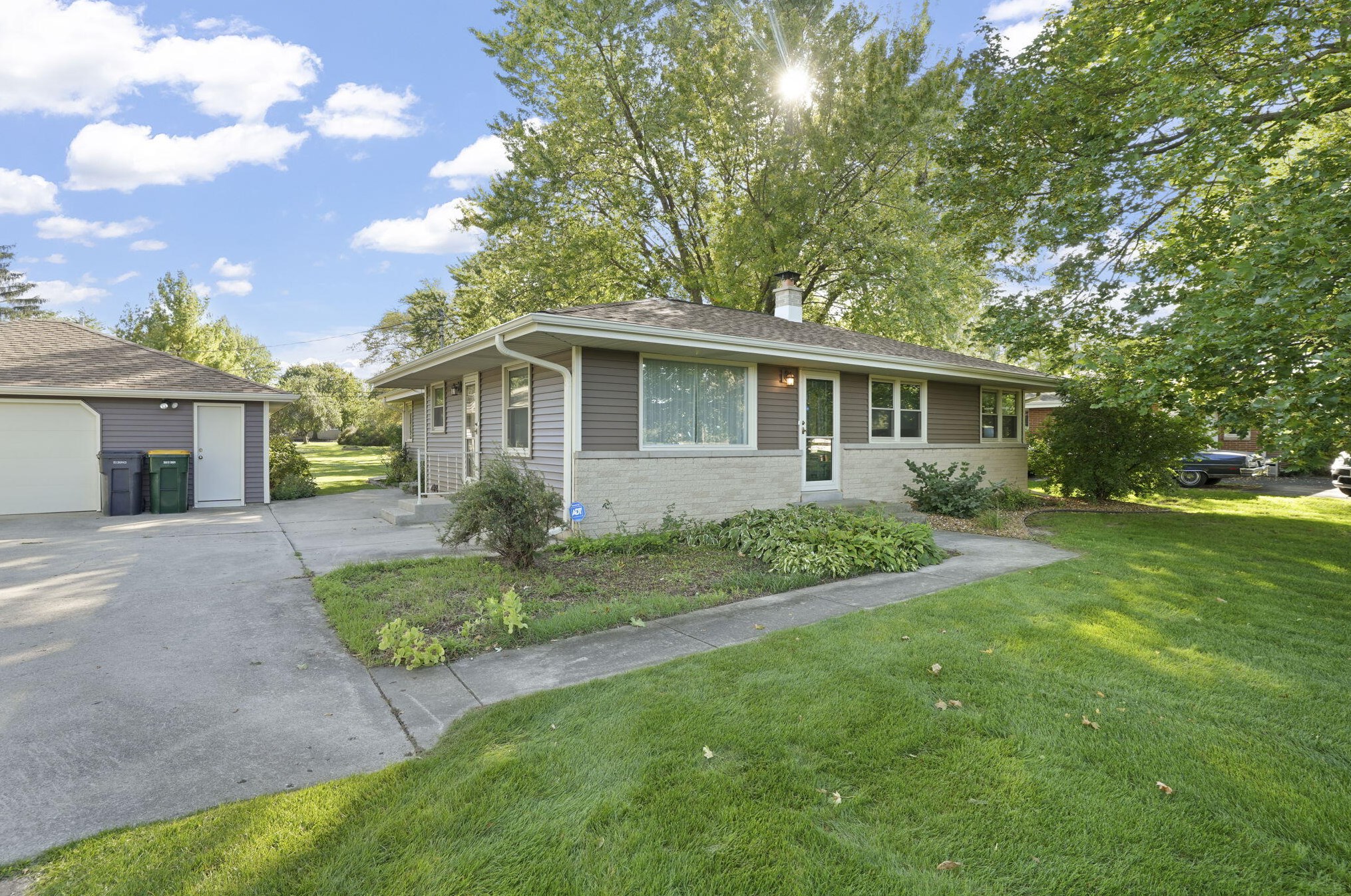 3281 E Puetz Rd, Oak Creek, WI 53154