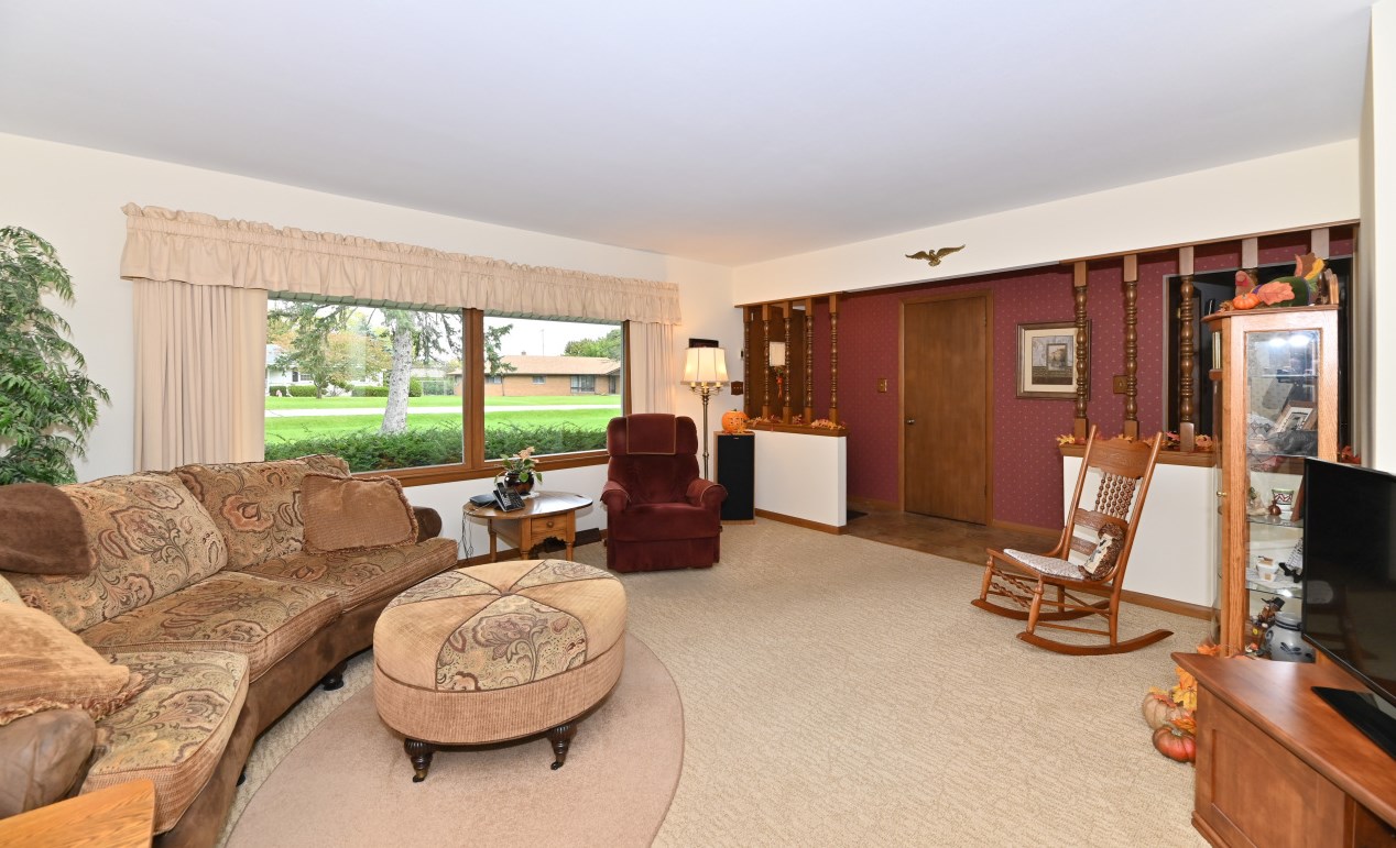 8821 Cloverleaf Dr, Racine, WI 53406-3103
