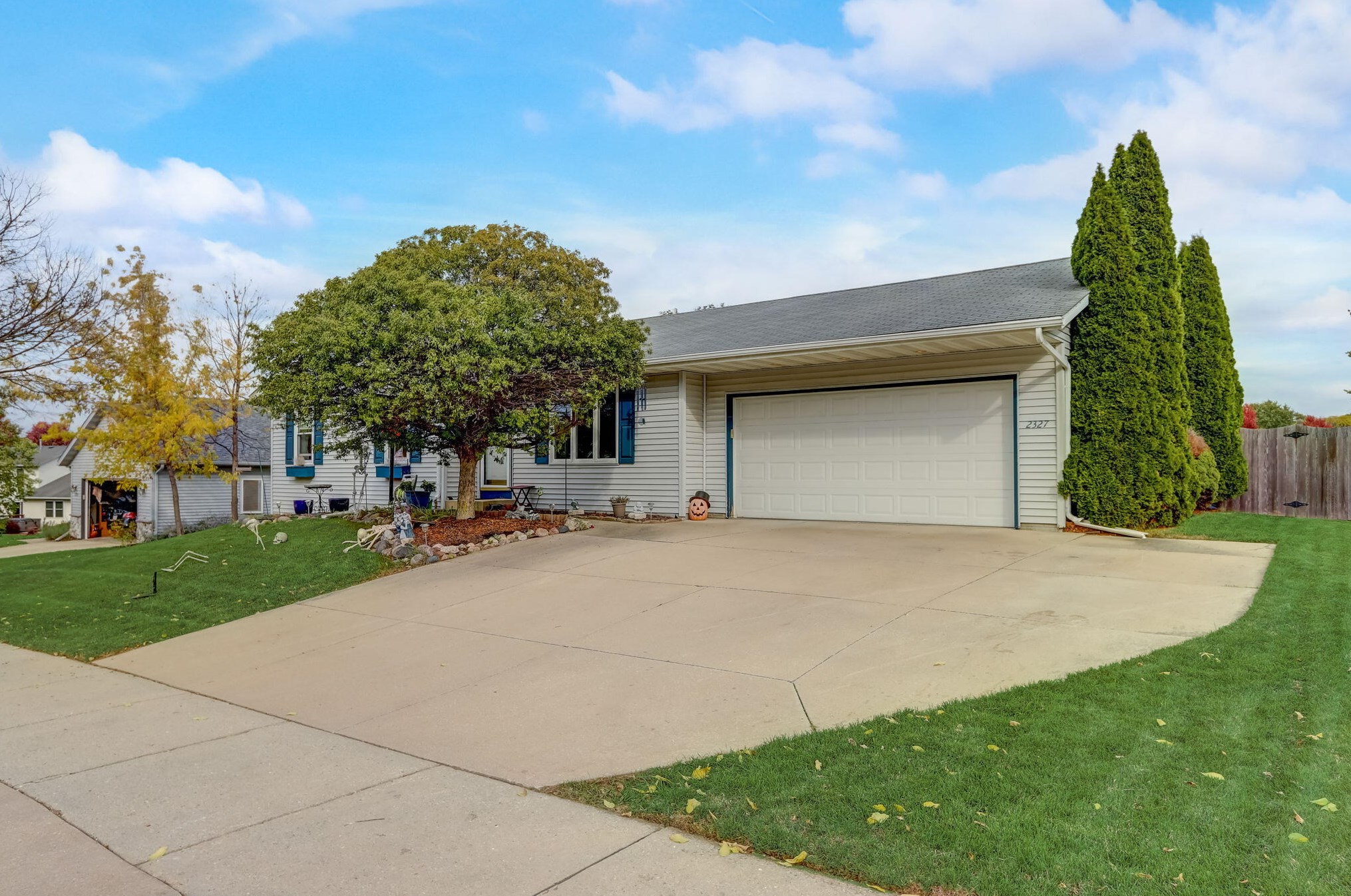 2327 Brookstone Ln, Waukesha, WI 53188