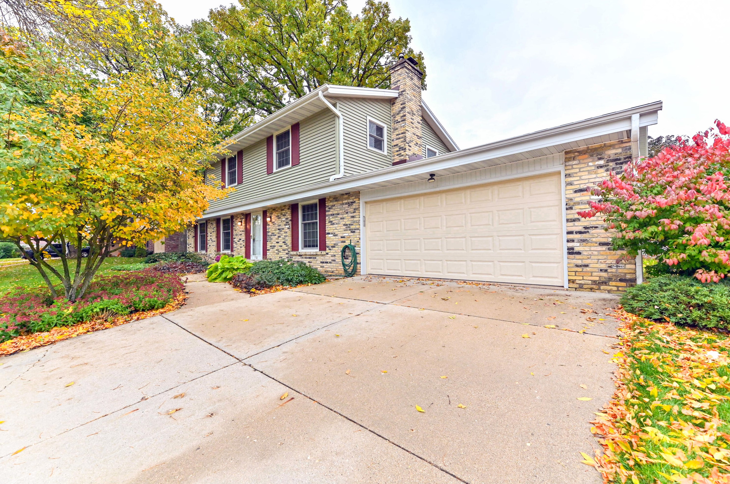 913 School Dr, Waukesha, WI 53189