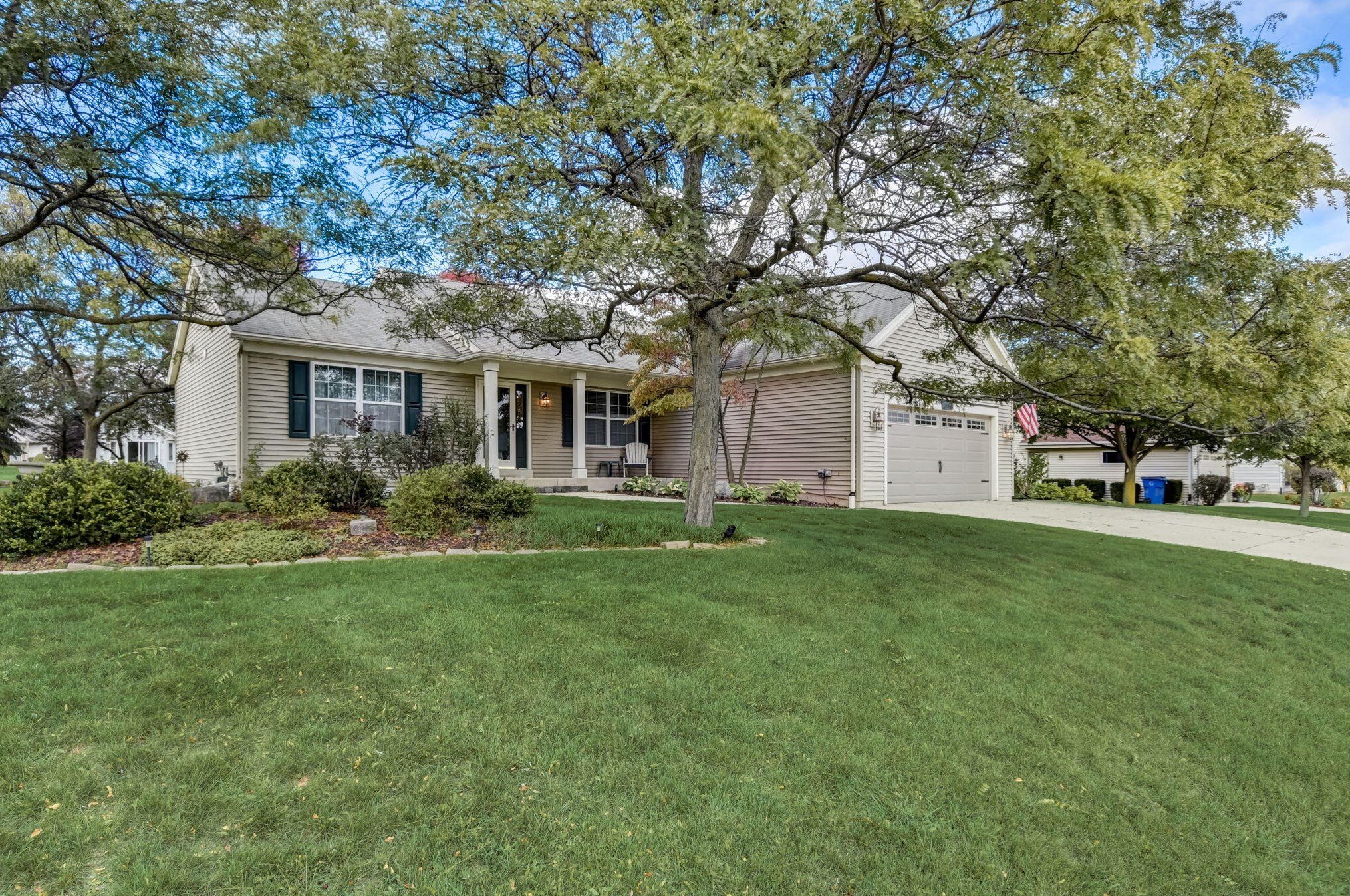 2186 Saint Johns Way, Oak Creek, WI 53154-6227