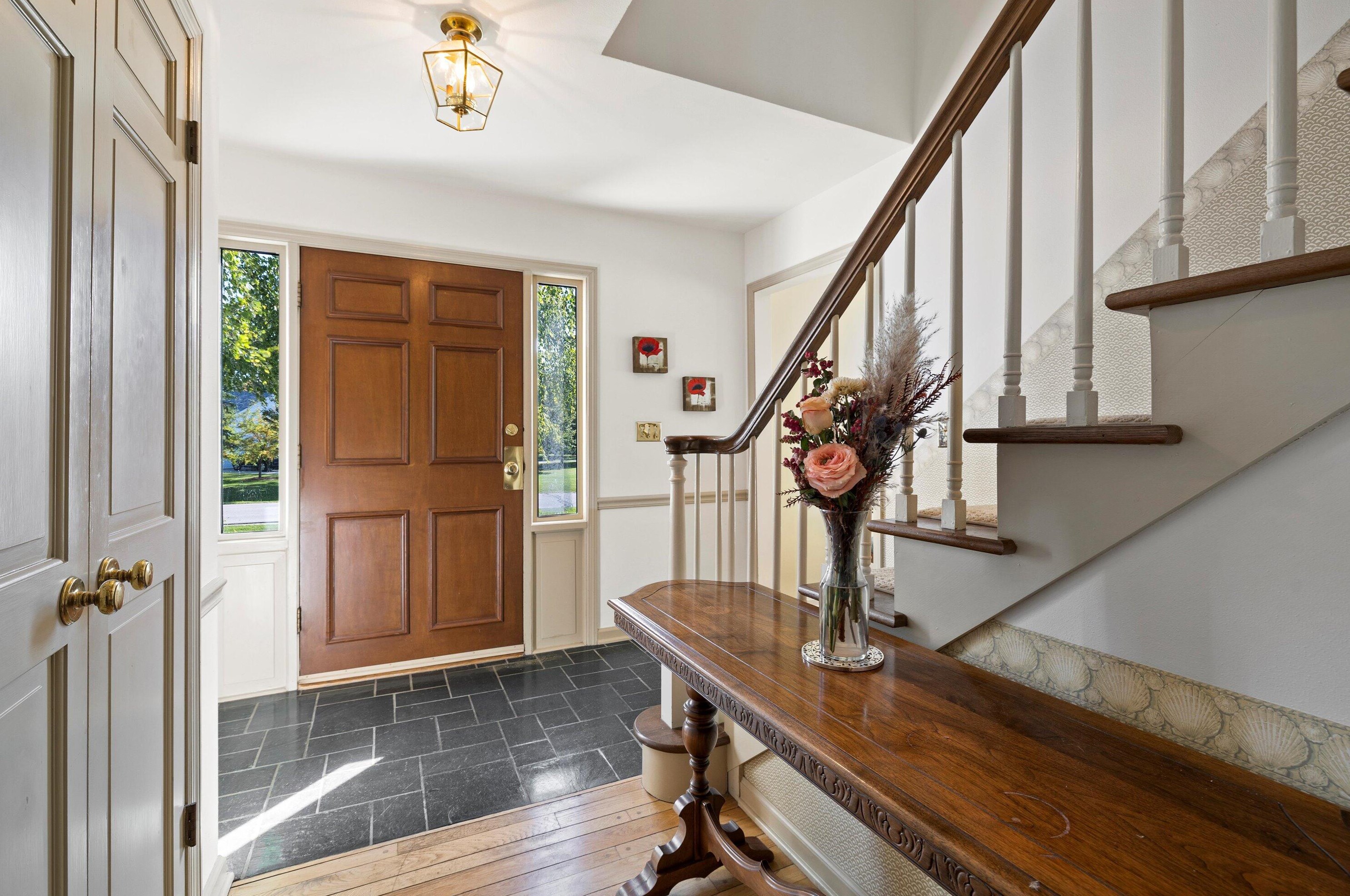 724 W Auburn Ct, Thiensville, WI 53092