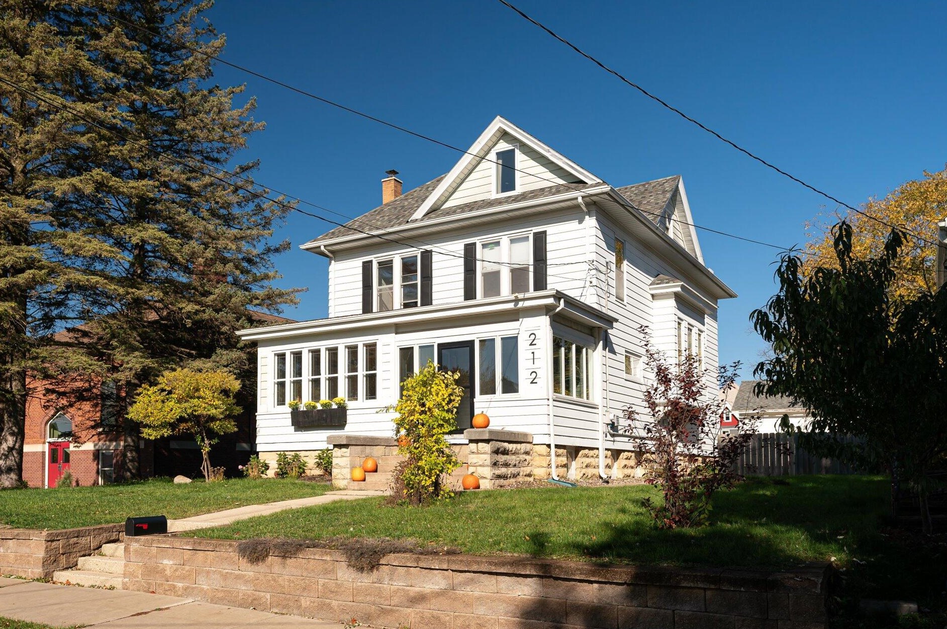 212 E Terhune St, Viroqua, WI 54665
