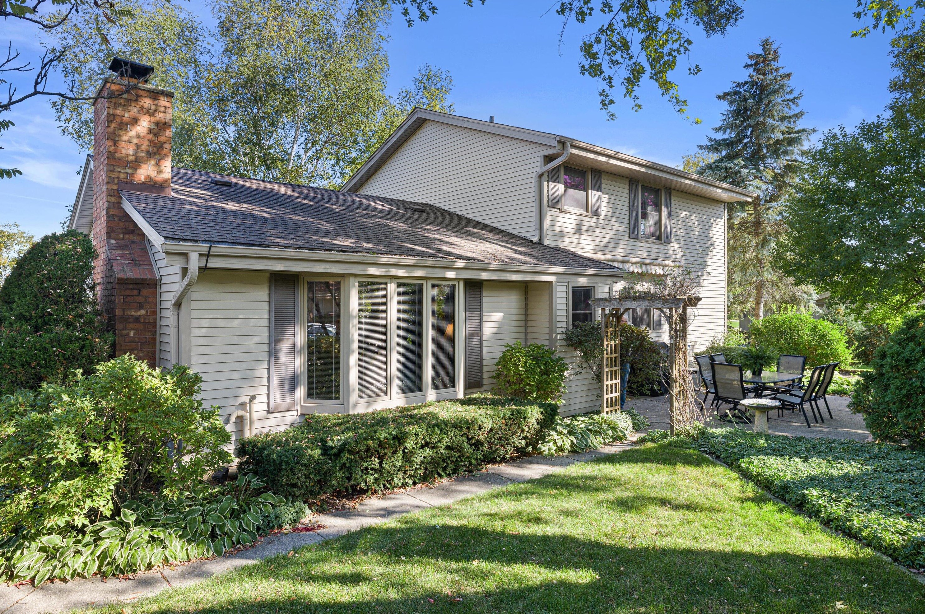 15495 W Dover Hill Ln, Waukesha, WI 53151