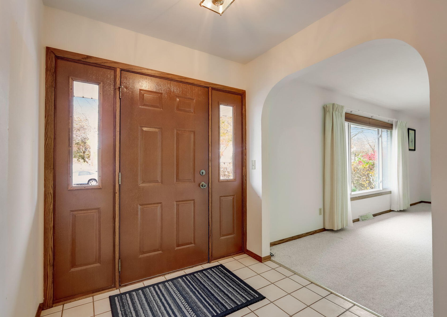 619 Cheyenne Dr, Waukesha, WI 53188