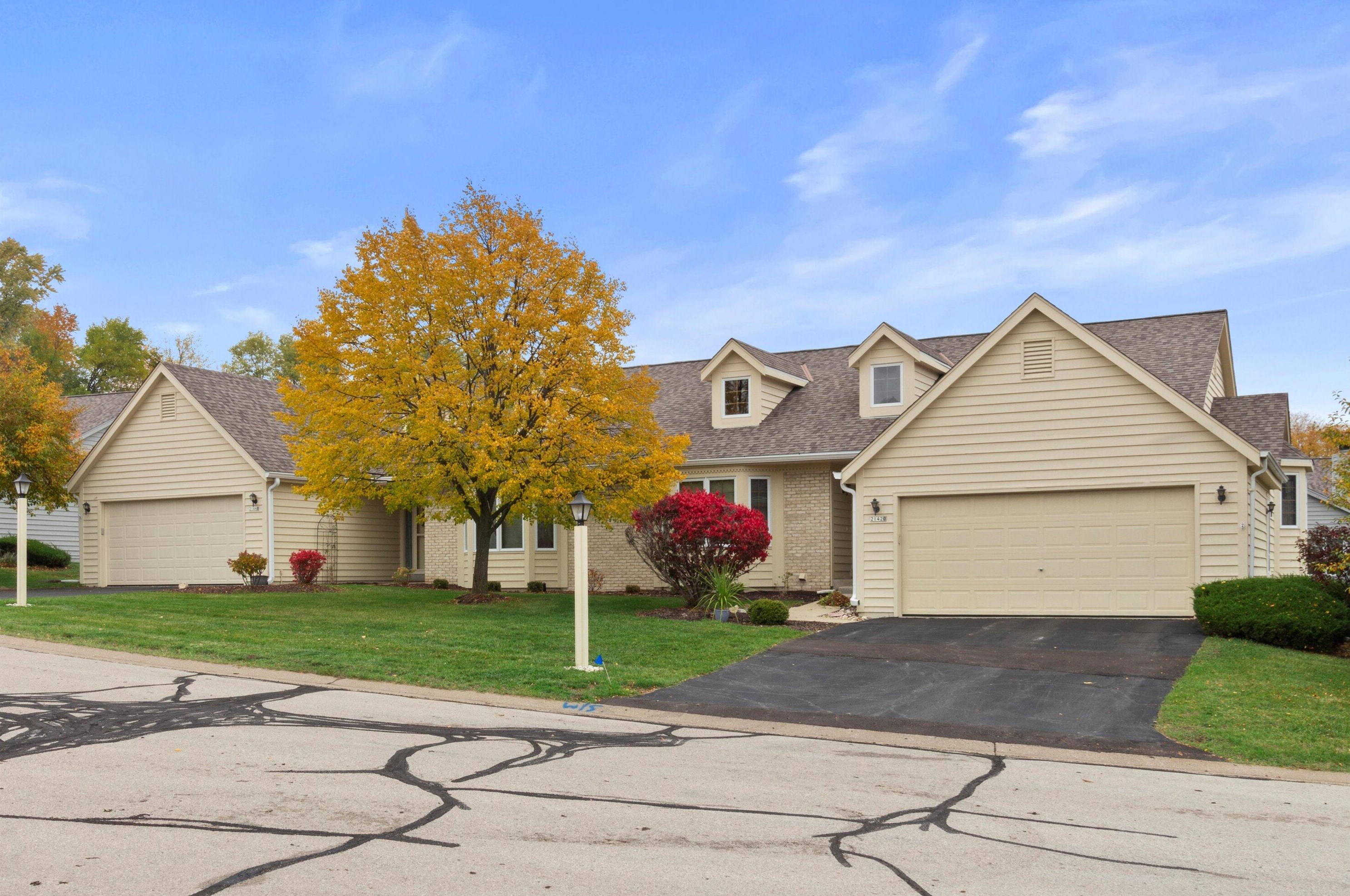 21440 Hallendale Ct, Brookfield, WI 53045-4469