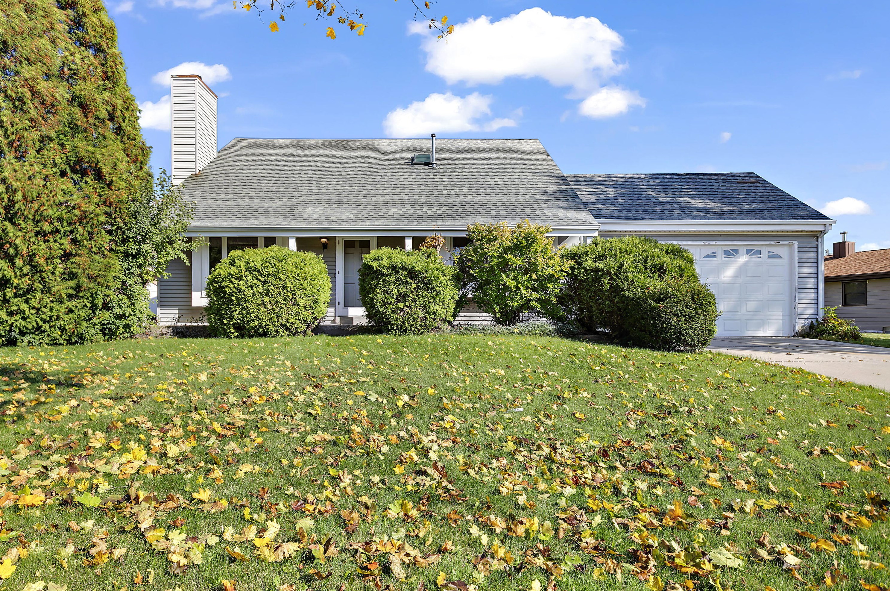 4218 W Pebble Beach Ct, Hales Corners, WI 53132