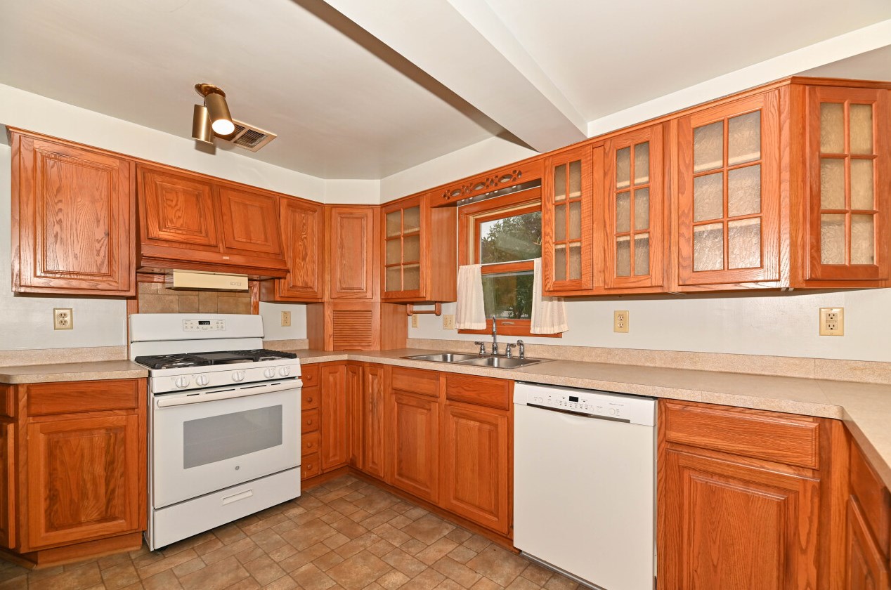 7180 S 49th St, Hales Corners, WI 53132