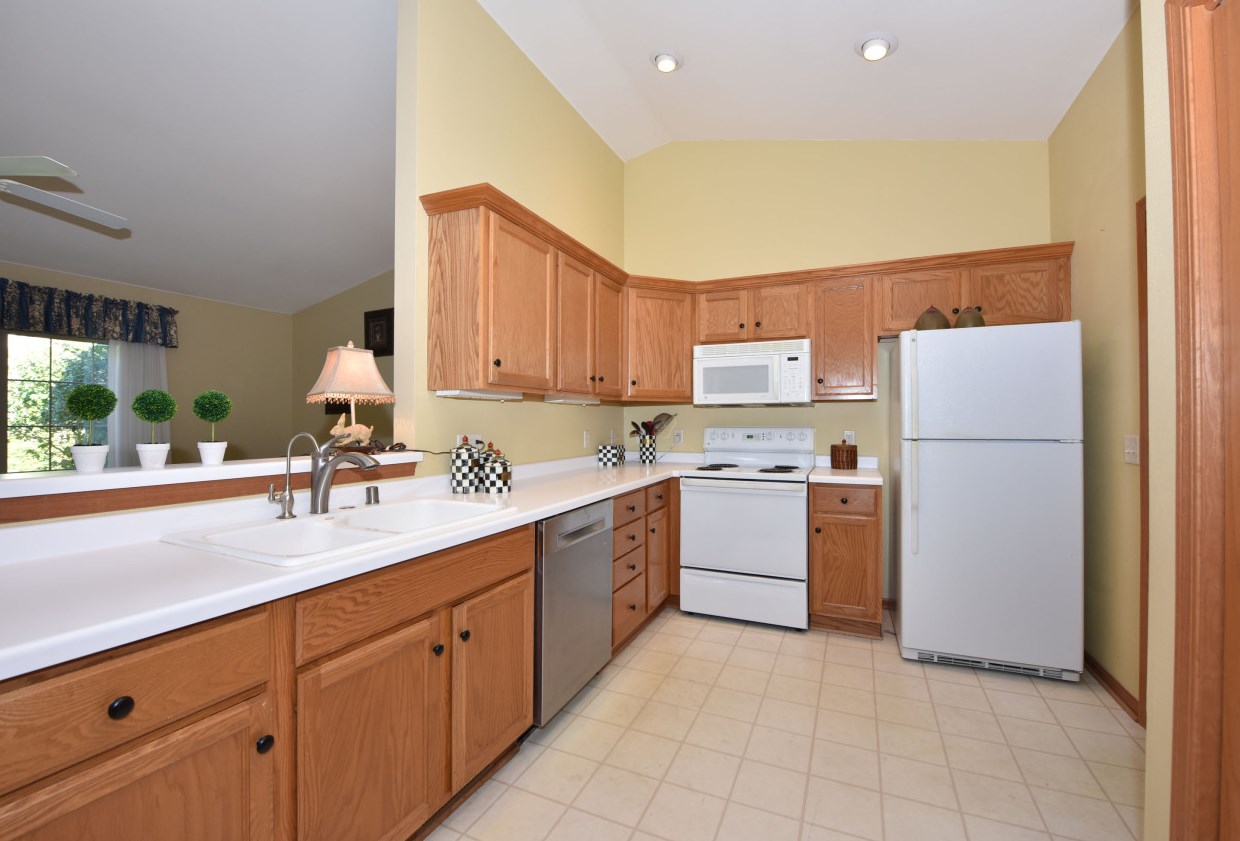 1964 Comanche Ct, Grafton WI  53024-9365 exterior