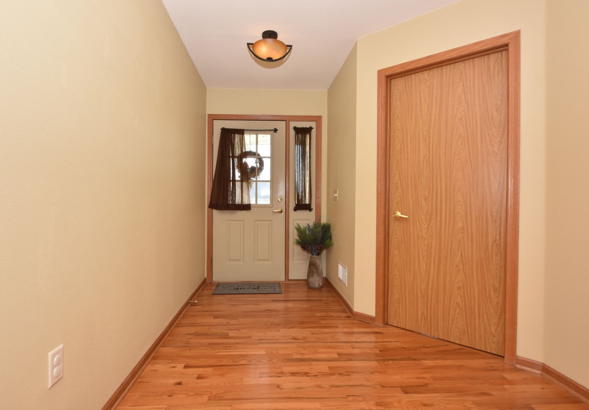 1964 Comanche Ct, Grafton WI  53024-9365 exterior