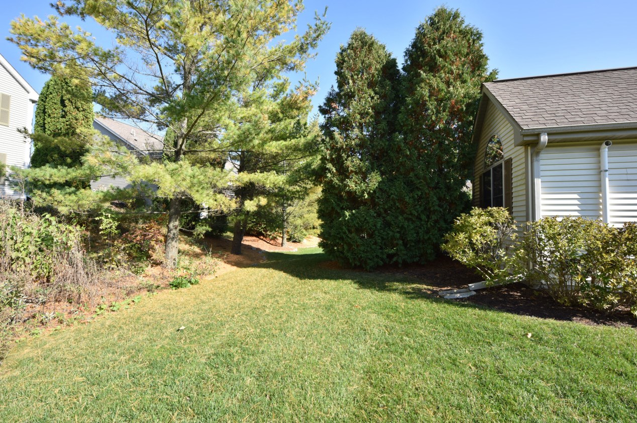 1964 Comanche Ct, Grafton WI  53024-9365 exterior