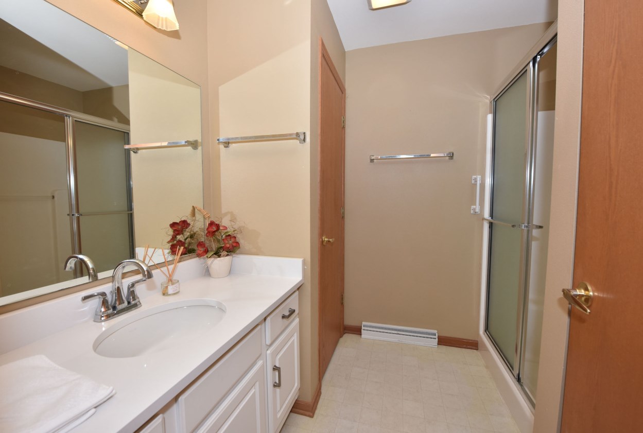 1964 Comanche Ct, Grafton WI  53024-9365 exterior