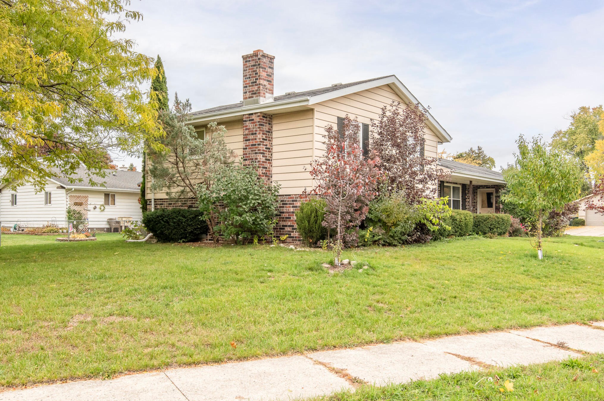 418 Locust Dr, West Bend, WI 53095