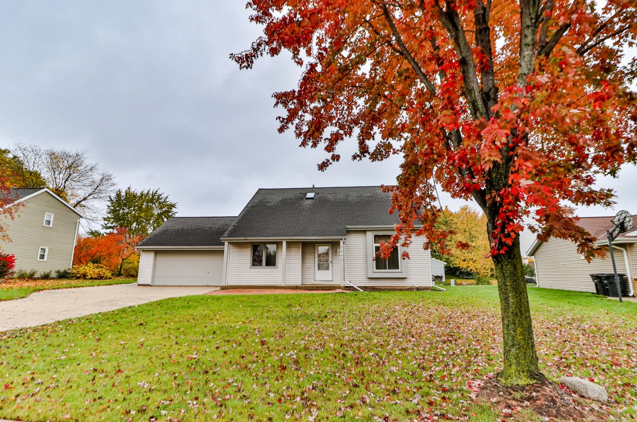 4202 Amberidge Dr, Hales Corners, WI 53132-8755