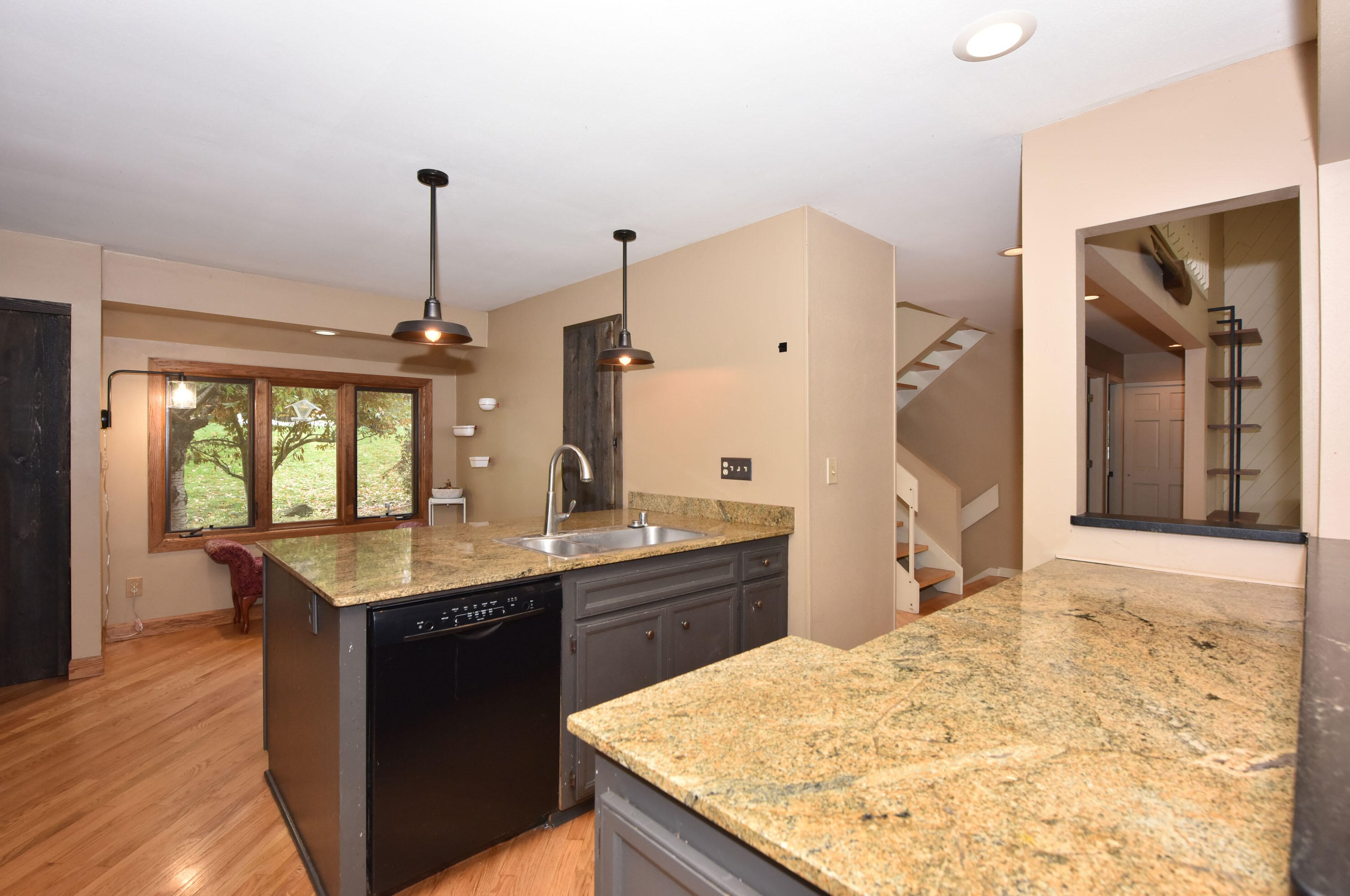 10057 Flagstone Dr, Cedarburg WI  53012-8822 exterior