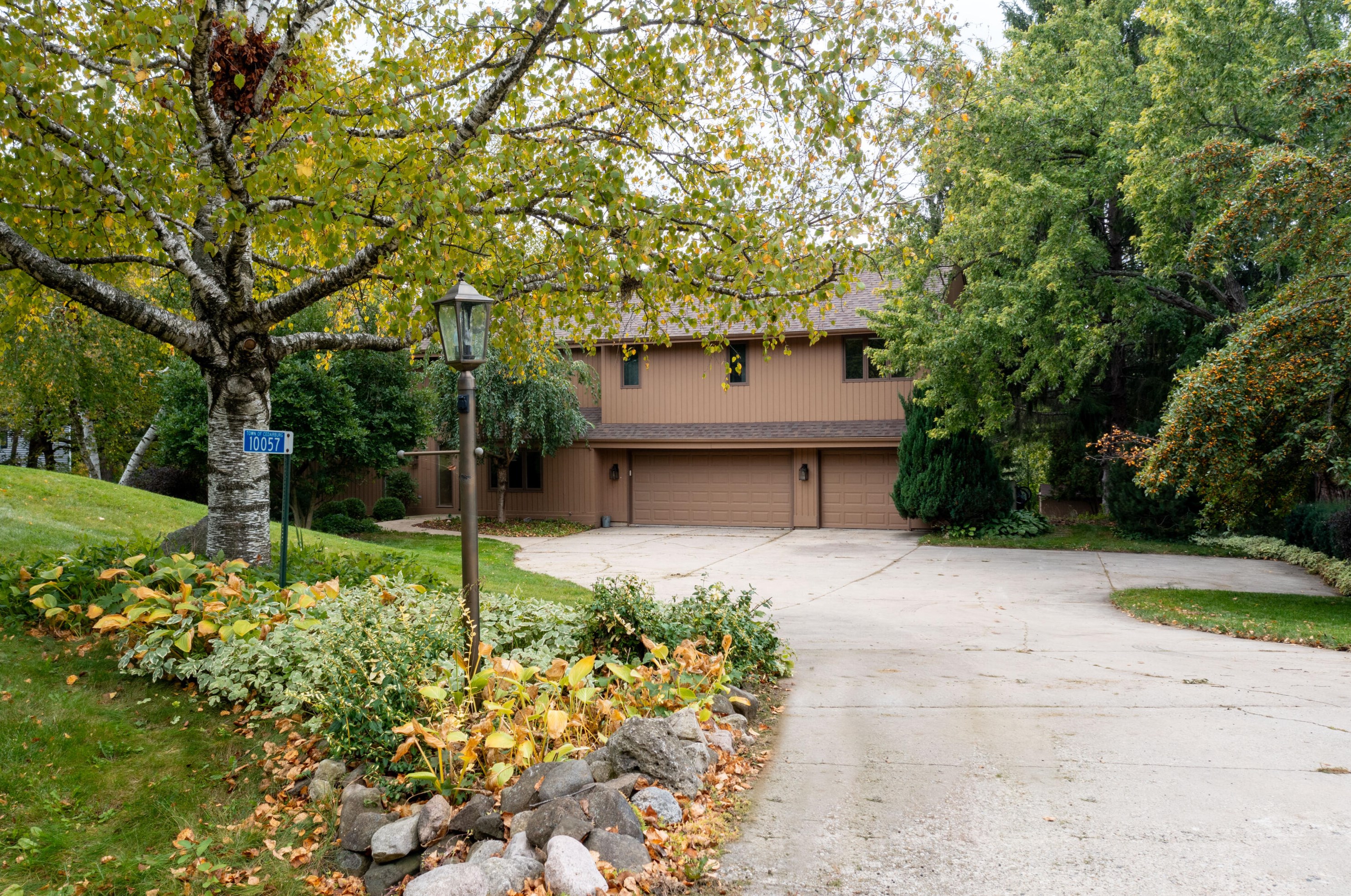 10057 Flagstone Dr, Cedarburg WI  53012-8822 exterior
