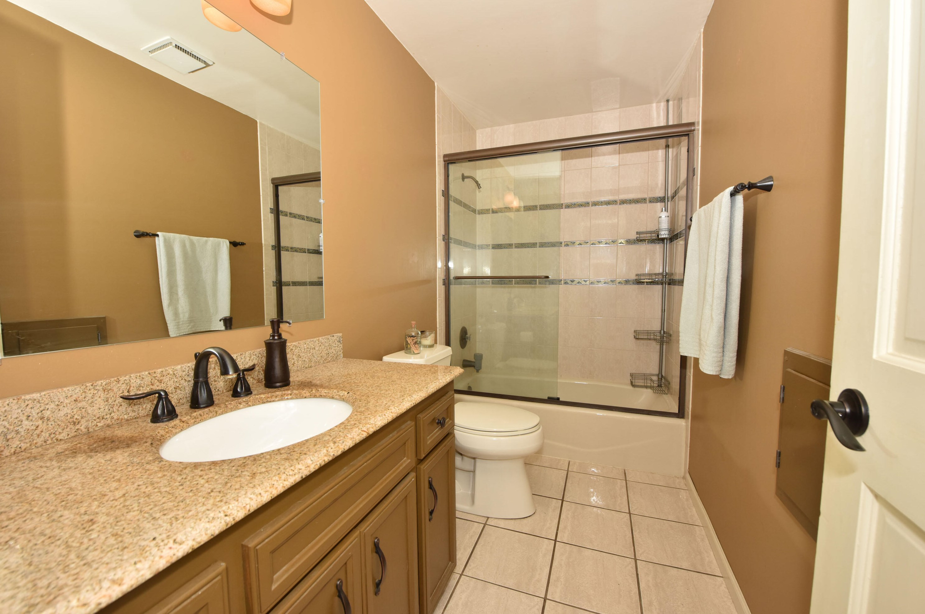 10057 Flagstone Dr, Cedarburg WI  53012-8822 exterior