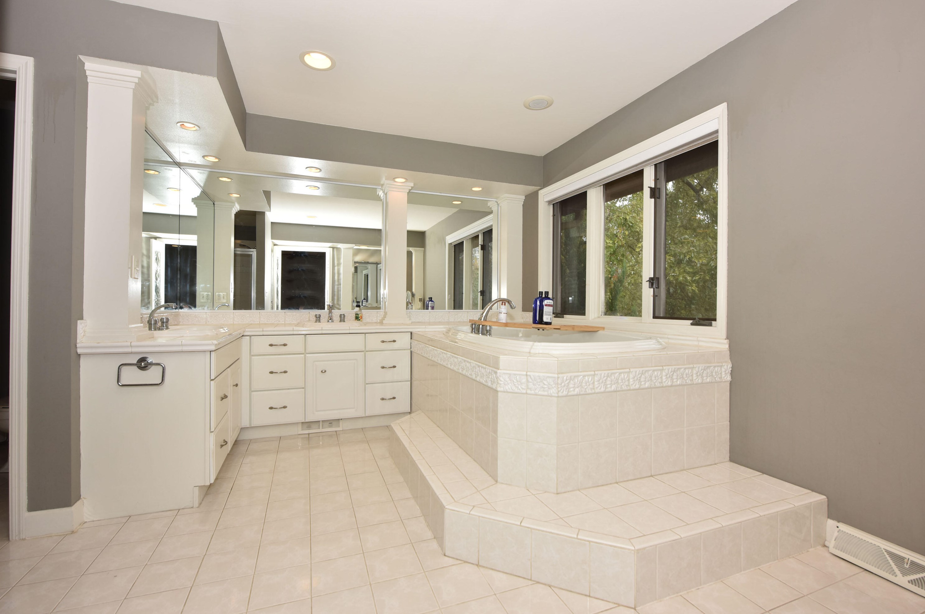 10057 Flagstone Dr, Cedarburg WI  53012-8822 exterior