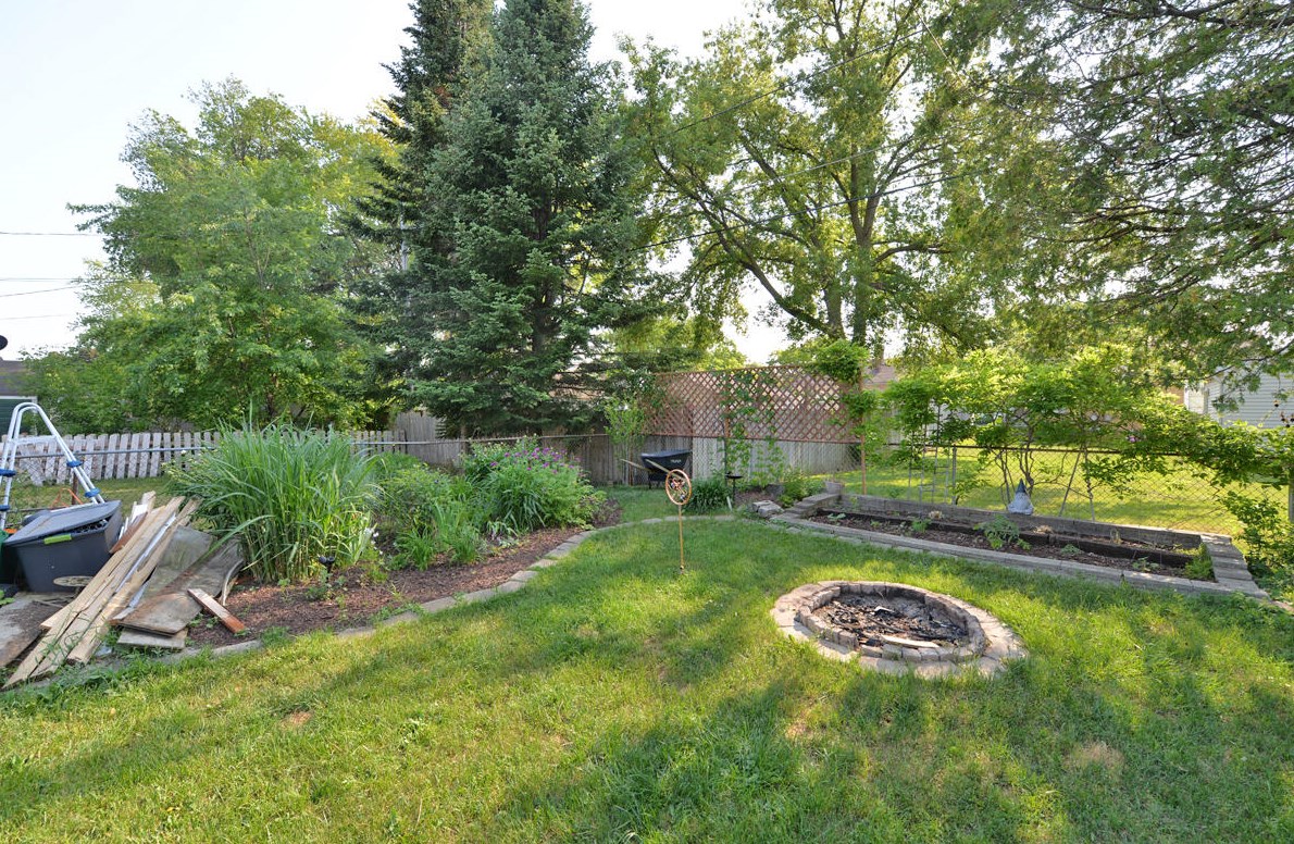 1918 Arthur Ave, Racine, WI 53405-3830