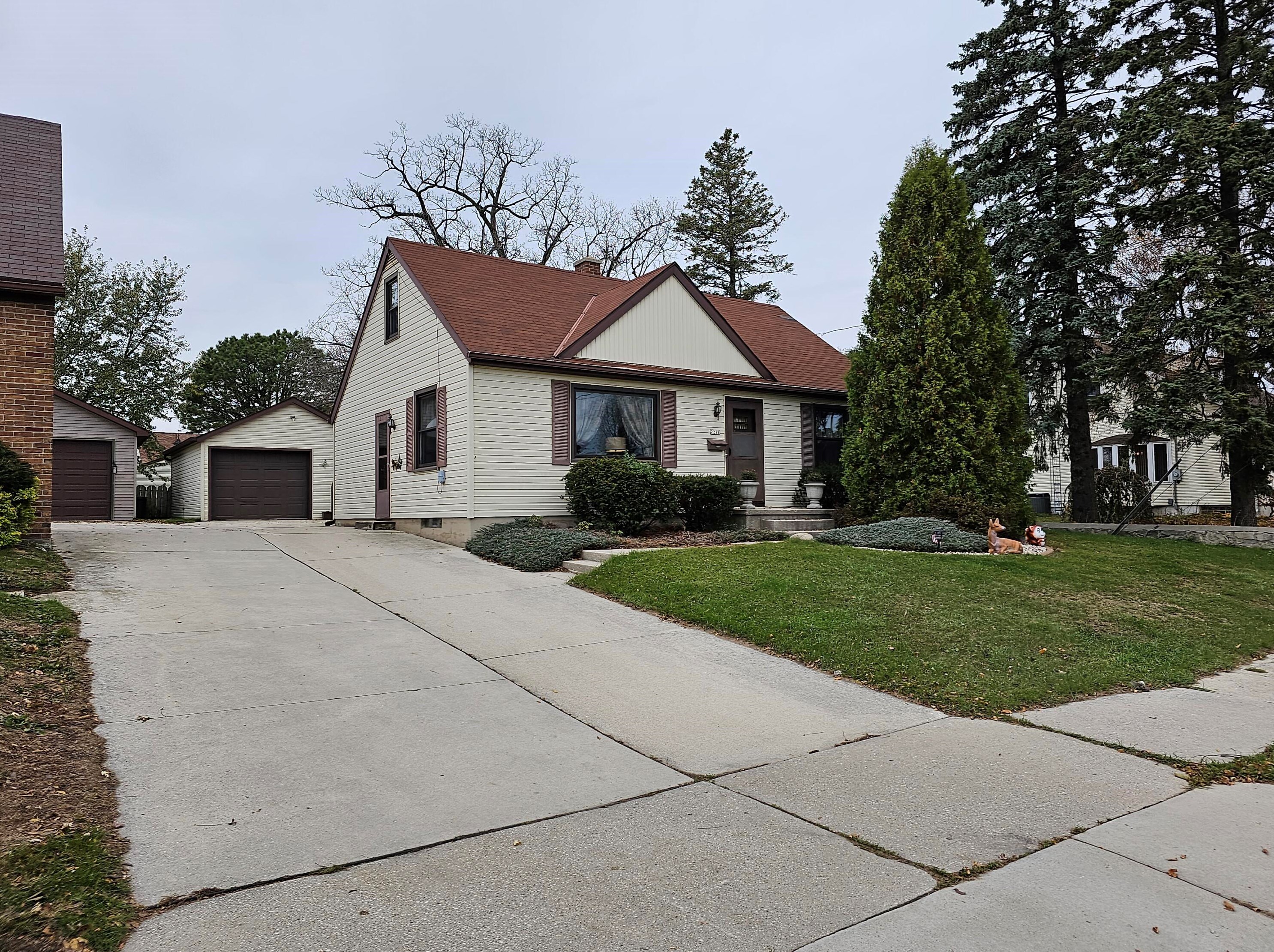 2218 S 10th St, Manitowoc, WI 54220