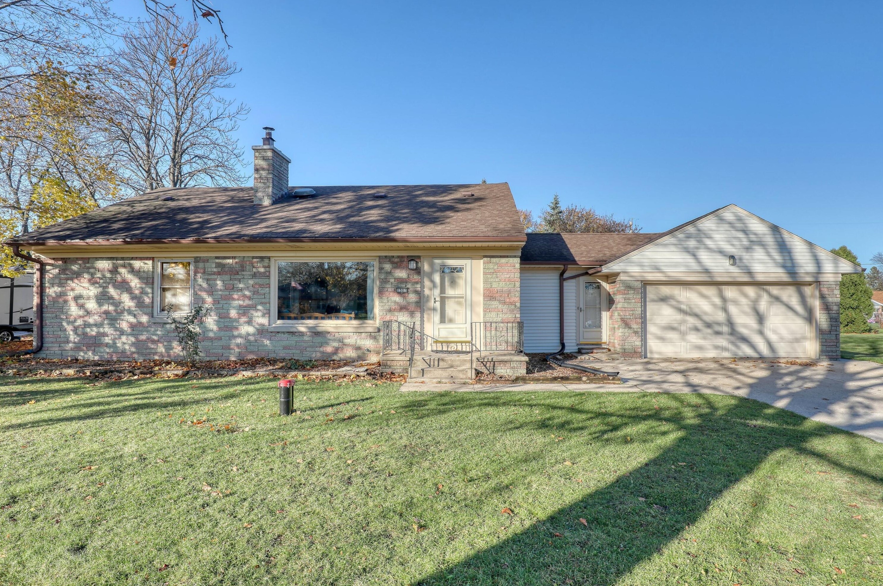 1507 S Woodside Dr, Waukesha, WI 53151