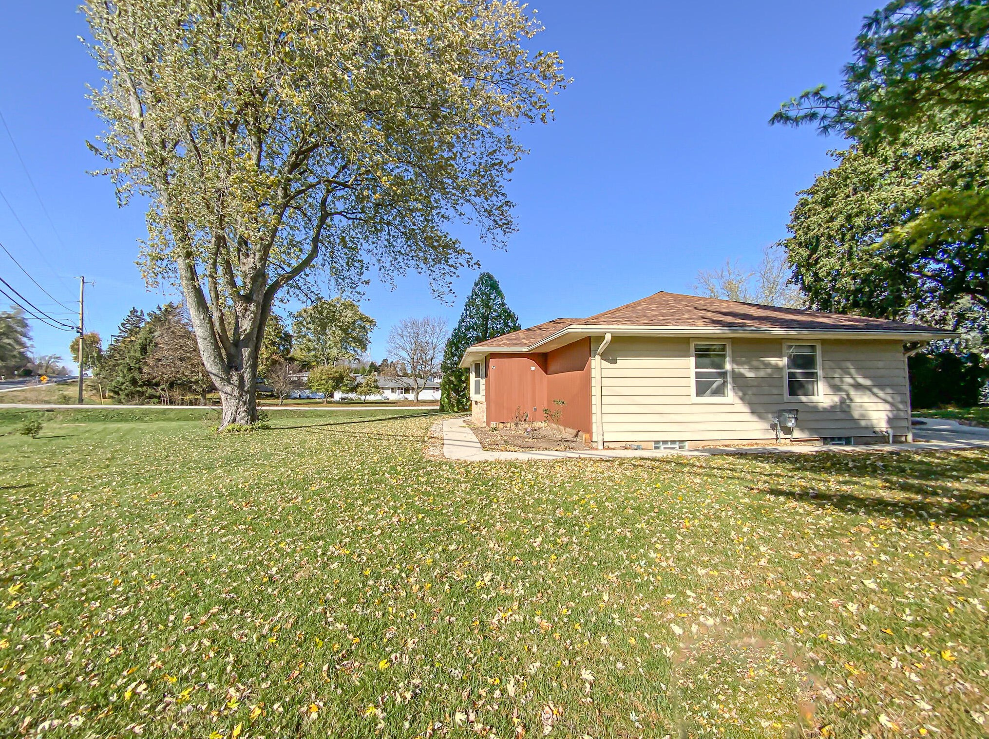 21431 W Woodland Dr, Waukesha, WI 53146