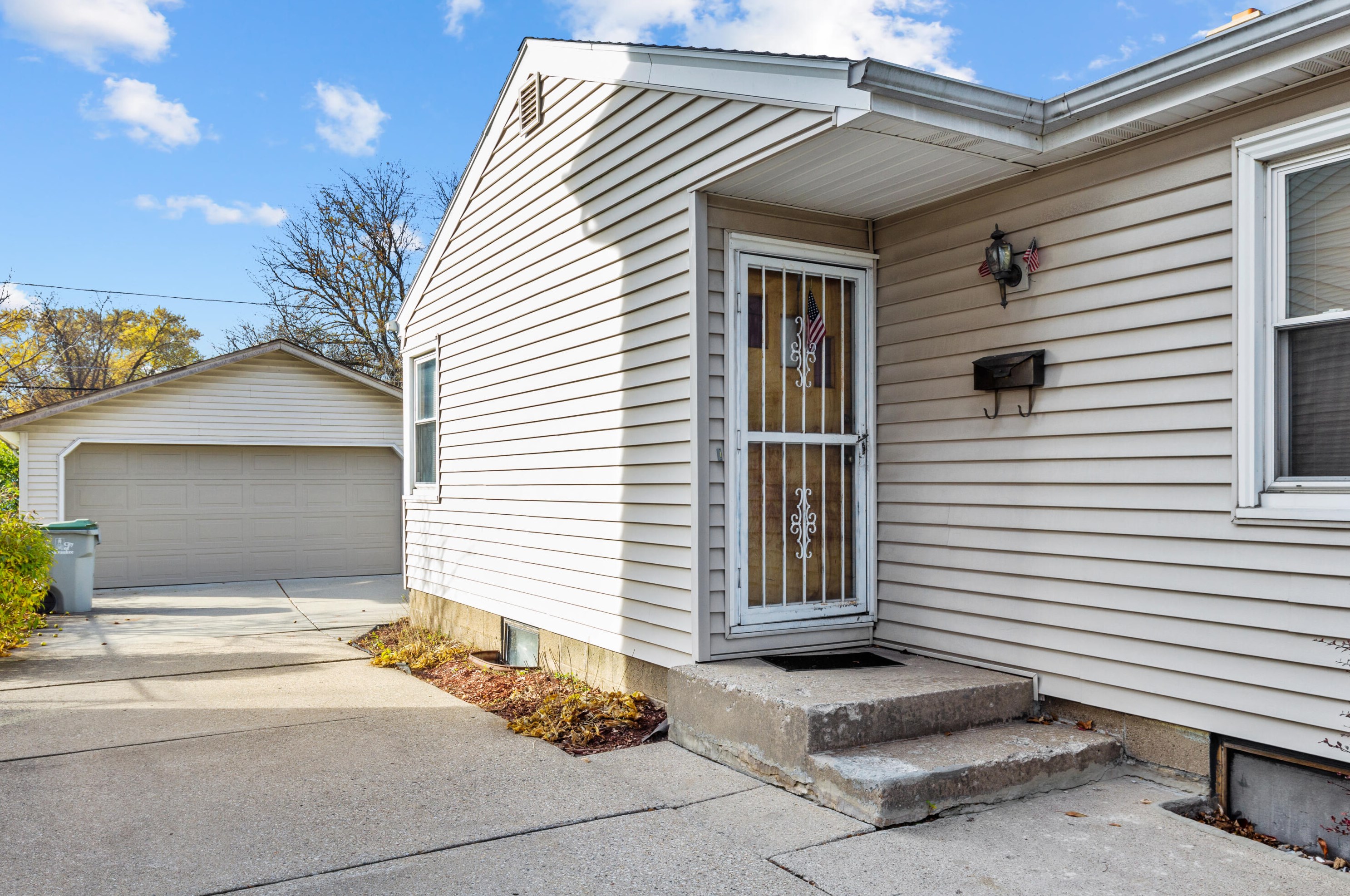 5549 53rd St, Milwaukee, WI 53218-3324