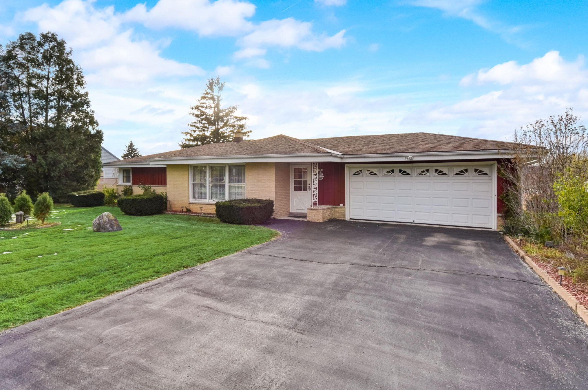 7371 49th St, Hales Corners, WI 53132-9440
