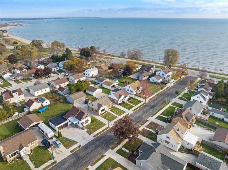 818 Summit St, Manitowoc, WI 54220