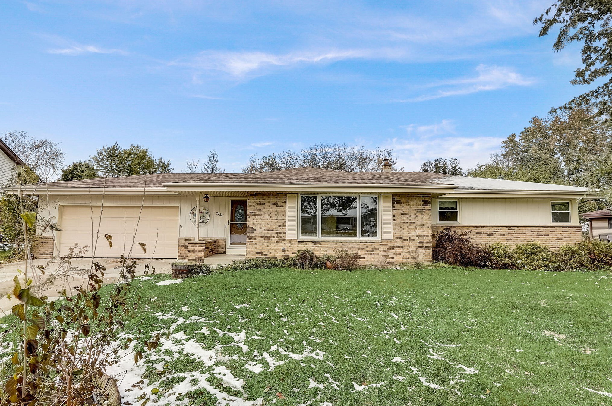 7726 Plainsview Dr, Hales Corners, WI 53132-8941