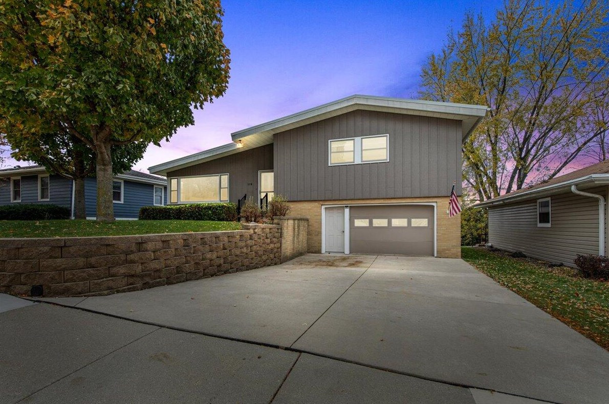 11 N High St, Mayville, WI 53050