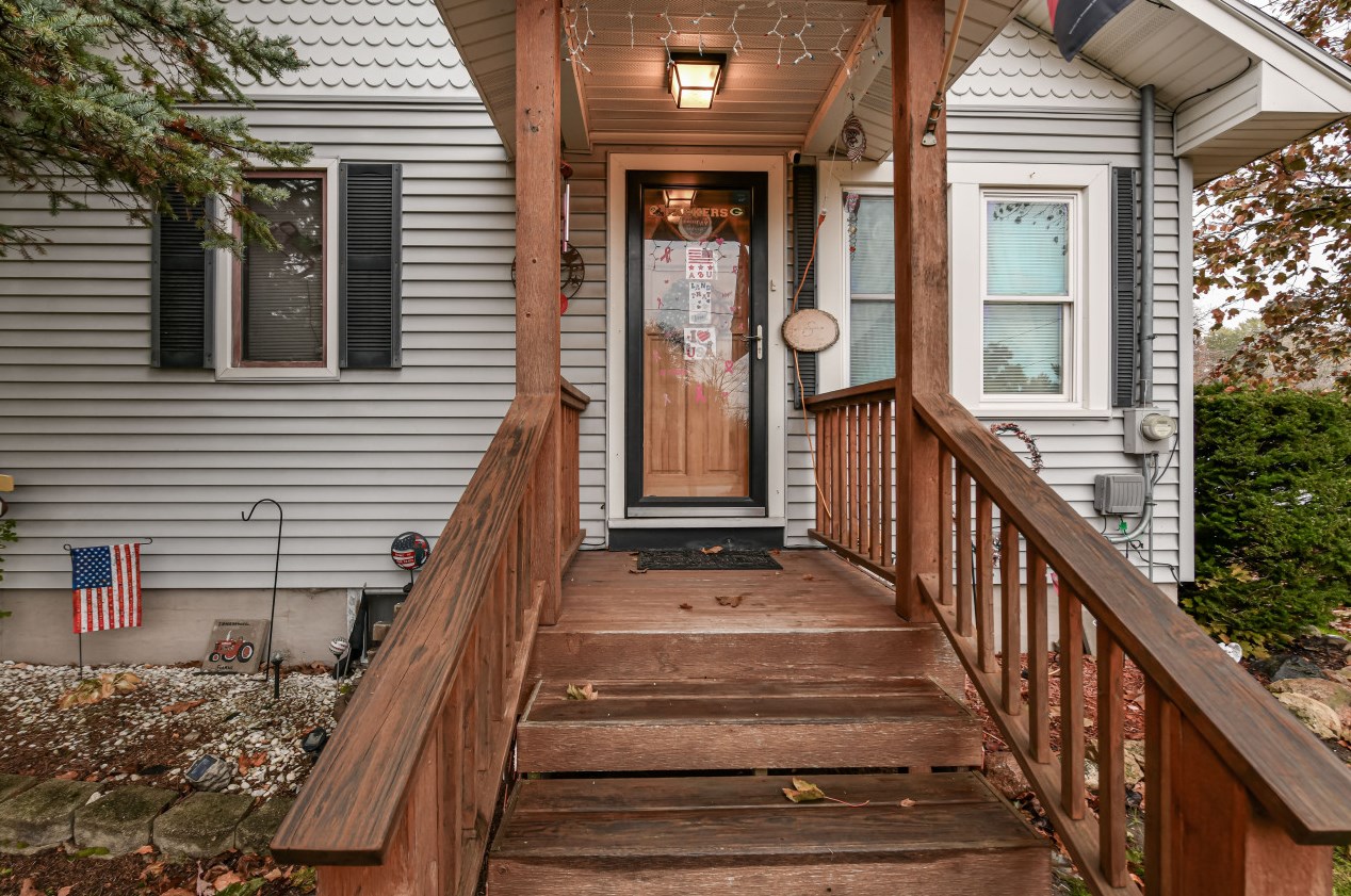 317 Ray St, Delavan, WI 53115-1425