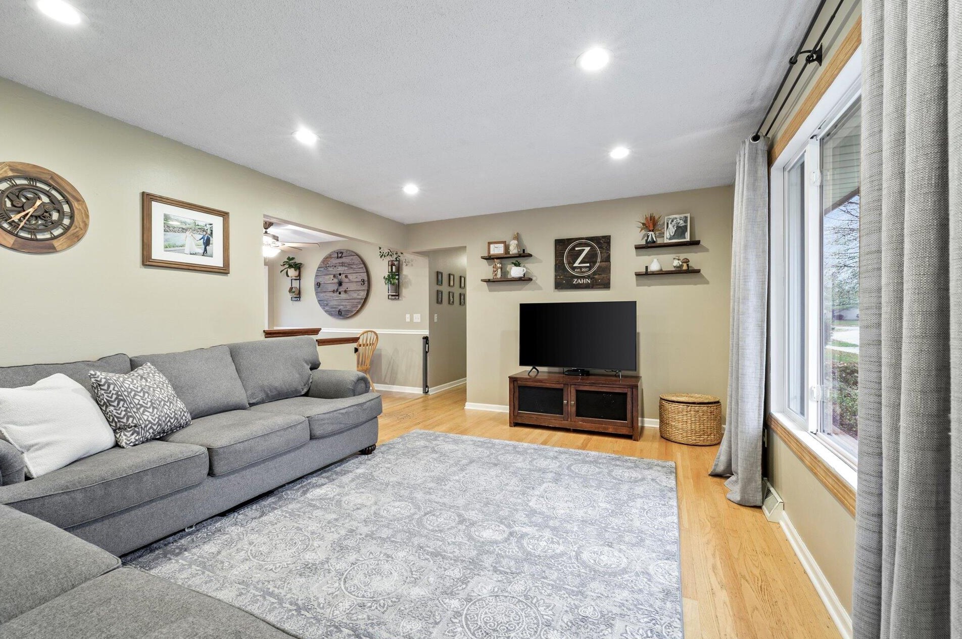 1522 Chestnut Ln, Waukesha, WI 53189