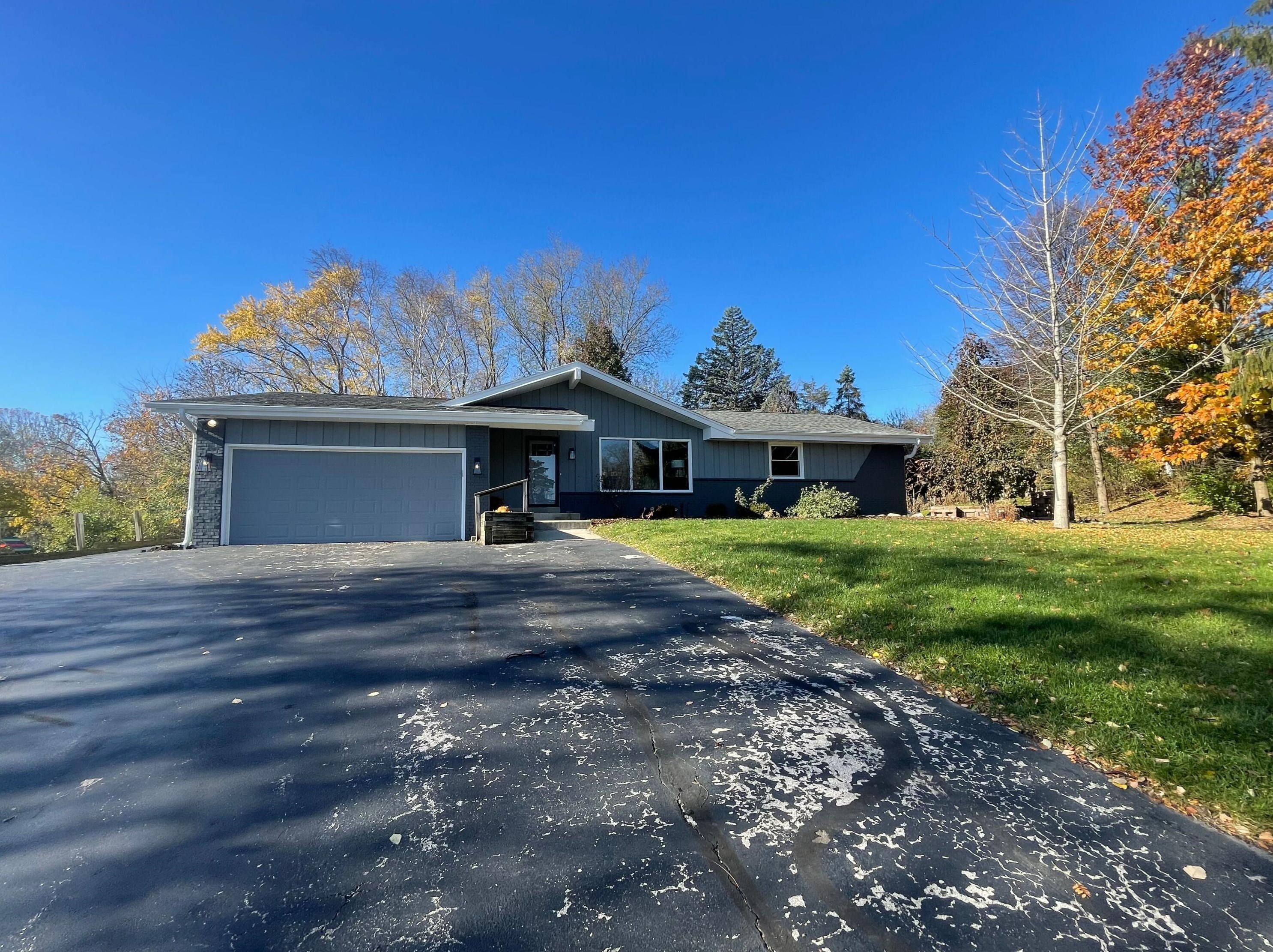 1115 Summit Dr, Waukesha, WI 53186