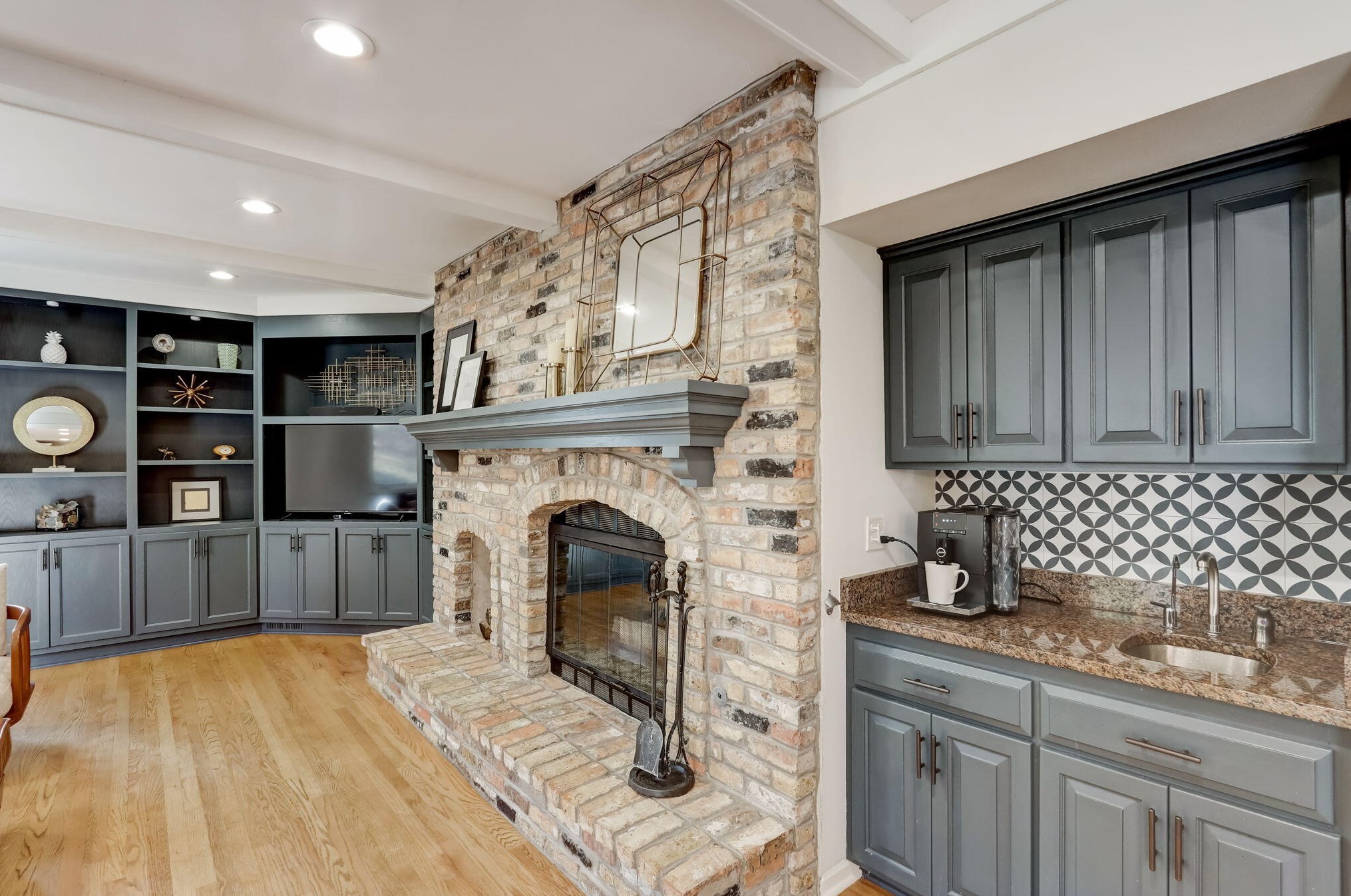 468 Garrison Ct, Delafield WI  53018-2033 exterior