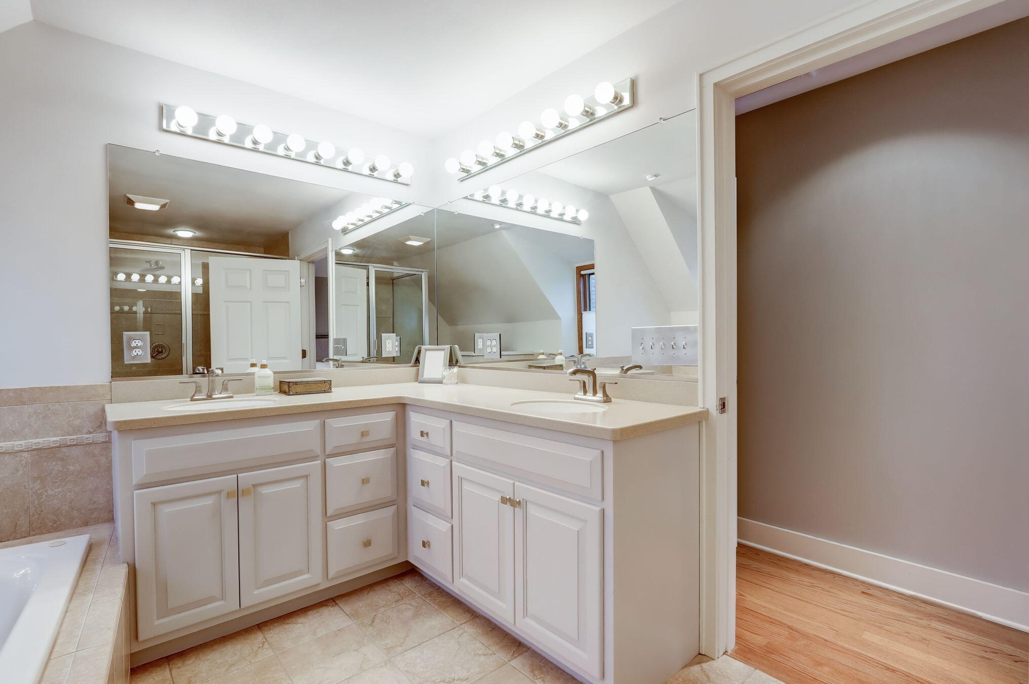 468 Garrison Ct, Delafield WI  53018-2033 exterior