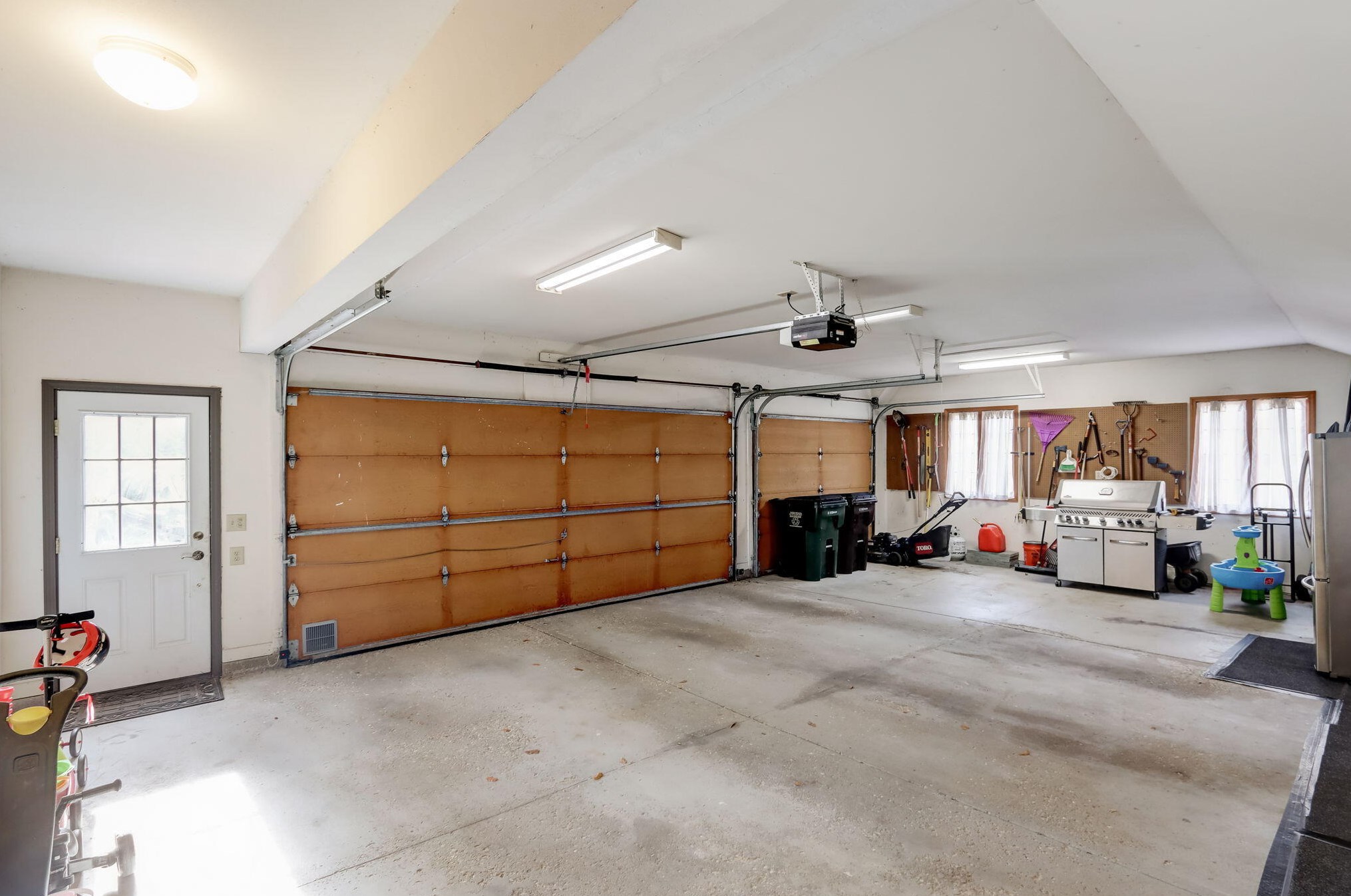 468 Garrison Ct, Delafield WI  53018-2033 exterior