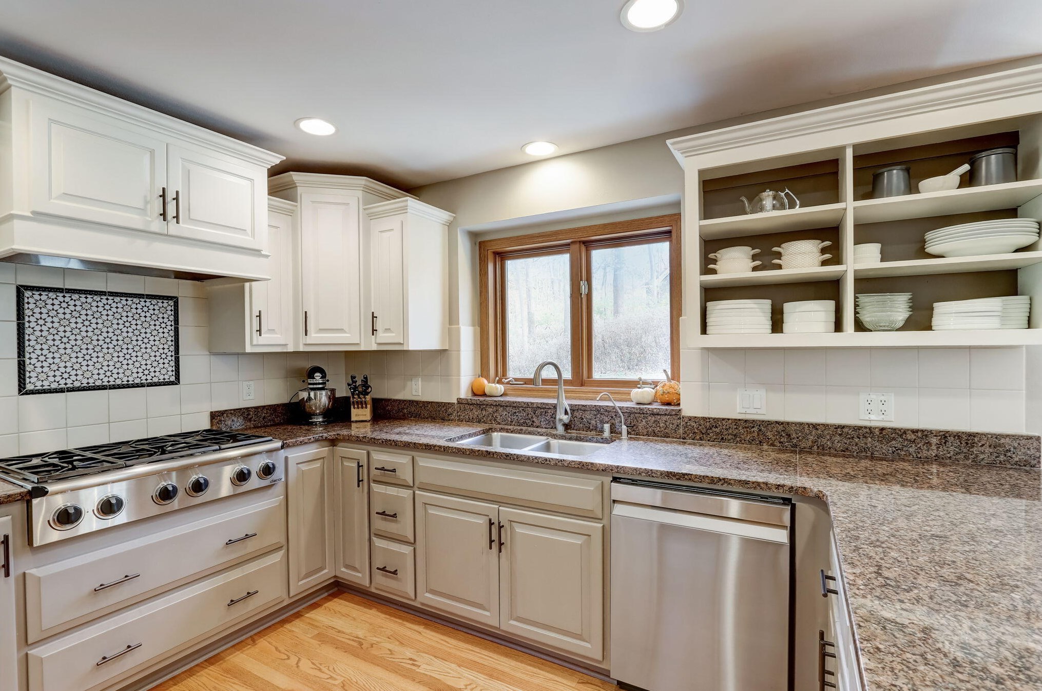 468 Garrison Ct, Delafield WI  53018-2033 exterior